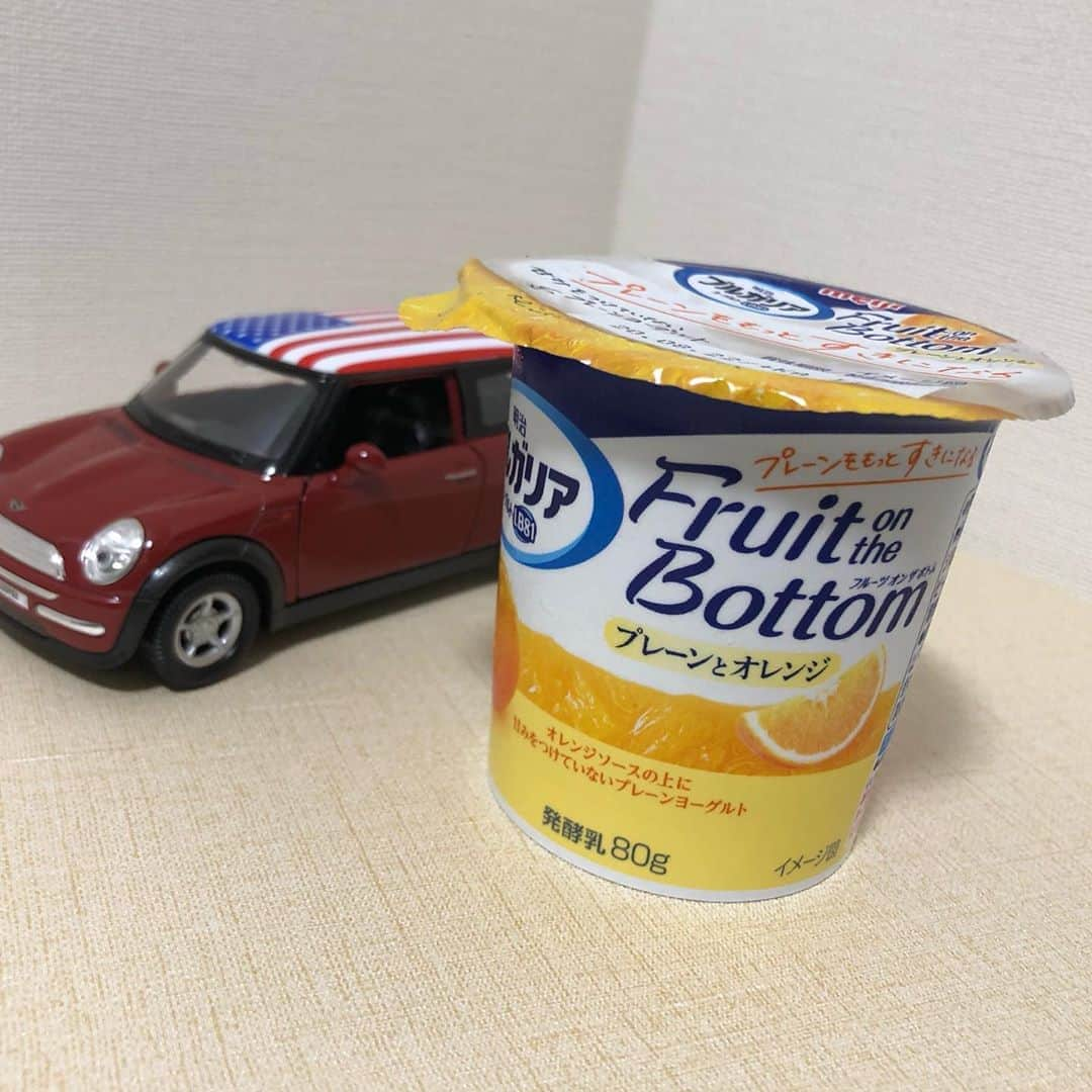 世手子さんのインスタグラム写真 - (世手子Instagram)「I made fruit on the bottom ice cream🍧 Healthy ice cream perfect for summer(*'▽'*) Everyone try to make it(*´꒳`*) コンビニでも売ってるヘルシーおやつ(о´∀`о) 明治ブルガリアヨーグルト LB81 Fruit on the Bottom(￣∇￣) LB81の乳酸菌が日々の健康を支えてくれるよー💓 フルーツソースが爽やかで夏バテ解消にぴったり╰(*´︶`*)╯♡ プレーンヨーグルト好きだから毎日飽きない味です^ - ^ オレンジの甘すぎないピール感が程よい)^o^( ダイエットしててもカロリーも控えめだから毎日食べられるおやつだよ フルーツオンザボトムとは、プレーンヨーグルトの下にフルーツやジャムを敷いて二層にした食べ方のことを言うんだよ(๑>◡<๑)  お洒落！早速フルーツオンザボトムアイスを作ってみたよ(*´◒`*) 可愛い感じにできたo(^o^)o オレンジソースが果肉たっぷりでアイスにするとさらに爽やかで気持ちいい(^-^)v プルーンヨーグルトがあっさりして夏の暑さを忘れさせてくれるd(^_^o) #ヨーグルト #簡単おやつ #おやつ時間 #夏スイーツ #フルーツヨーグルト #フルーツオンザボトム #フルーツオンザボトムアイス #PR」8月20日 14時05分 - rojide