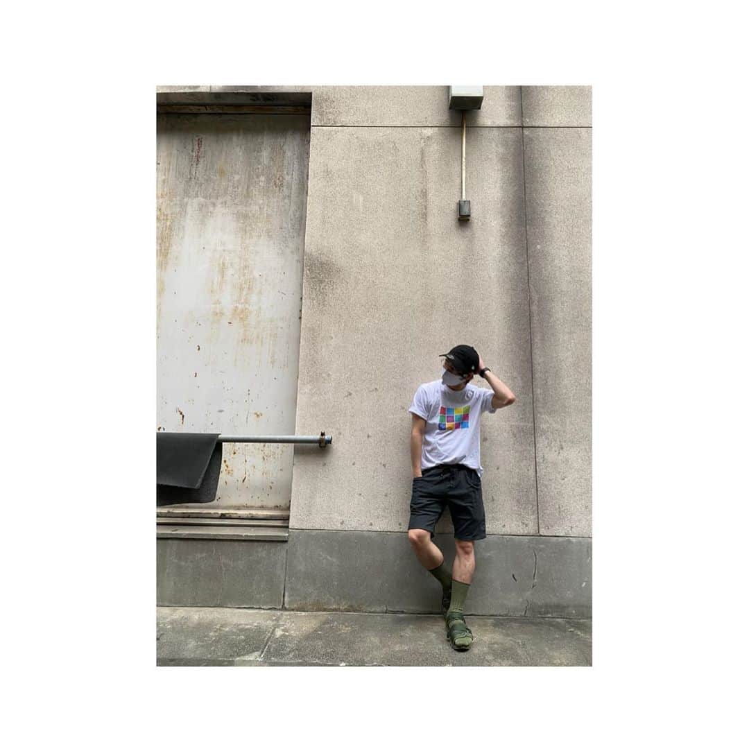納谷健のインスタグラム：「デザインに携わった記念Tシャツ 本日の23:59迄。。。  会場や街中で見かけたら喜ぶ。うへへ、ってなる。  https://ameblo.jp/we-goodsinfo/entry-12615993611.html  黒はFC会員限定色」