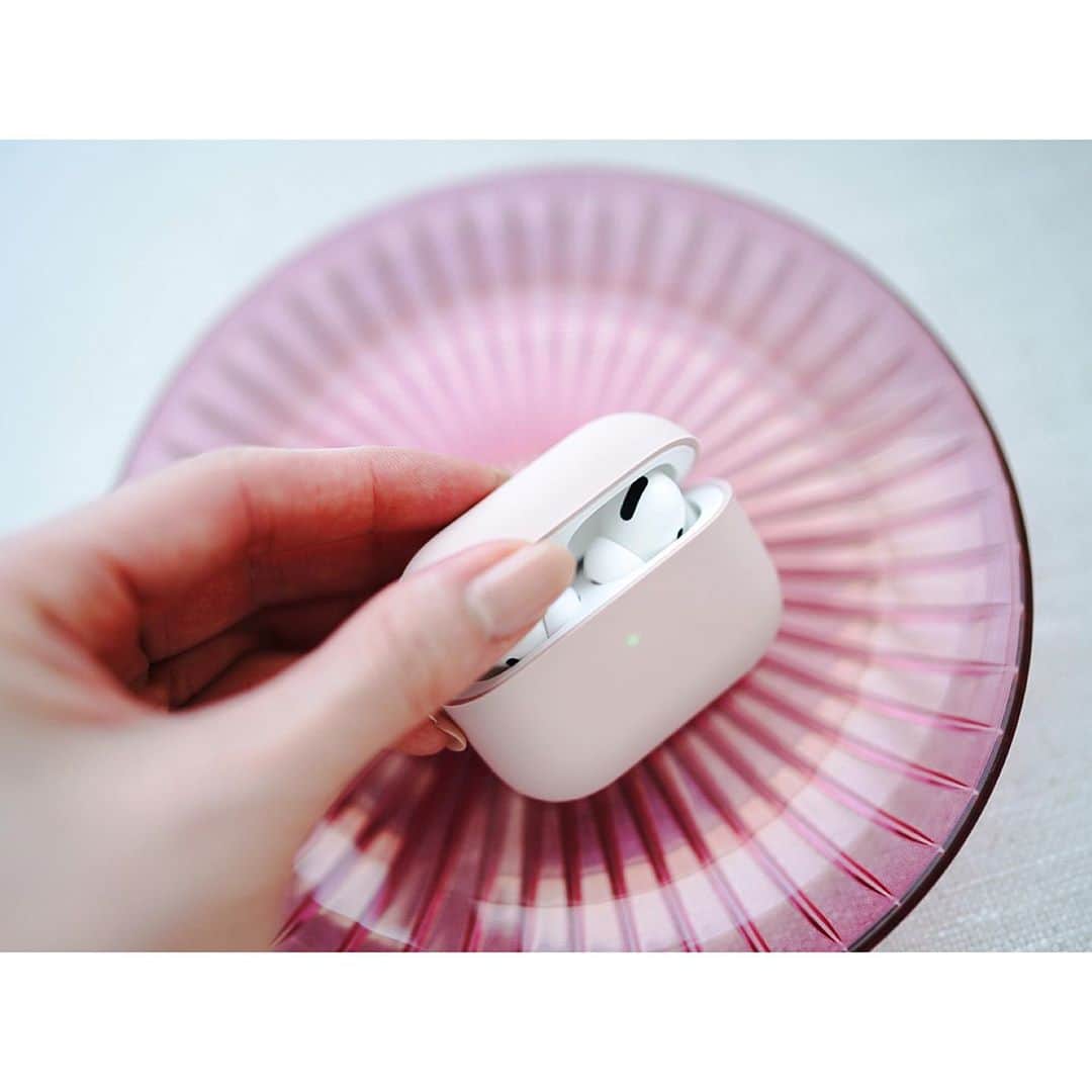 石井美保さんのインスタグラム写真 - (石井美保Instagram)「最近の嬉しいお買い物 ZoomなどのMTGを出先ですることも増えて、air pods proにしました。サイレント機能がついていて便利。 一緒にシンプルなシリコンケースも。miracaseというところのものです。 ロゴが全く入っていないのを探しました。」8月20日 14時14分 - miho_ishii
