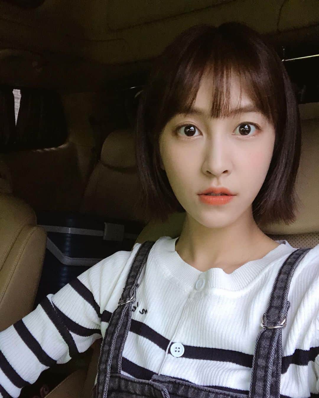 パク・ミンジのインスタグラム：「쨍하고 적당히 더운 날씨 좋아해오😚  날씨가 좋으면 촬영 할 때의 기분도 좋은! 그리고 오늘 드디어 뿌염하고 머리 다듬어서 더 좋은 ㅋㅋ 산뜻! KBS #기막힌유산」