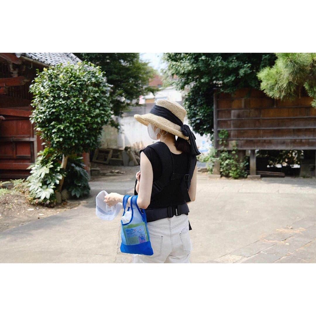 権藤朱実さんのインスタグラム写真 - (権藤朱実Instagram)「. 先日のお墓参りにて。 やっと息子の顔を見せに行けて一安心。 Hawaiiで買ったお気に入りの麦わら帽子は・・・ かぶるたび、Hawaiiに行きた過ぎるんだなぁ〜♡ でも。 当分行けないだろうから。 写真で気分だけでも味わいたいと思います！！ #Japan #Tokyo #son #5months #photo #papaphoto #akephoto #私と息子の自由時間 #息子 #５ヶ月 #男の子のママ #ママ #家族 #お墓参り #麦わら帽子 #model #satorujapan #akemigondo  #モデル #サトルジャパン #権藤朱実 →@satorujapan_official @akemigondo ☑︎プロフィールのリンクにて、blog更新中！ My blog『ake photo』 →http://ameblo.jp/akemi-gondo/」8月20日 14時34分 - akemigondo