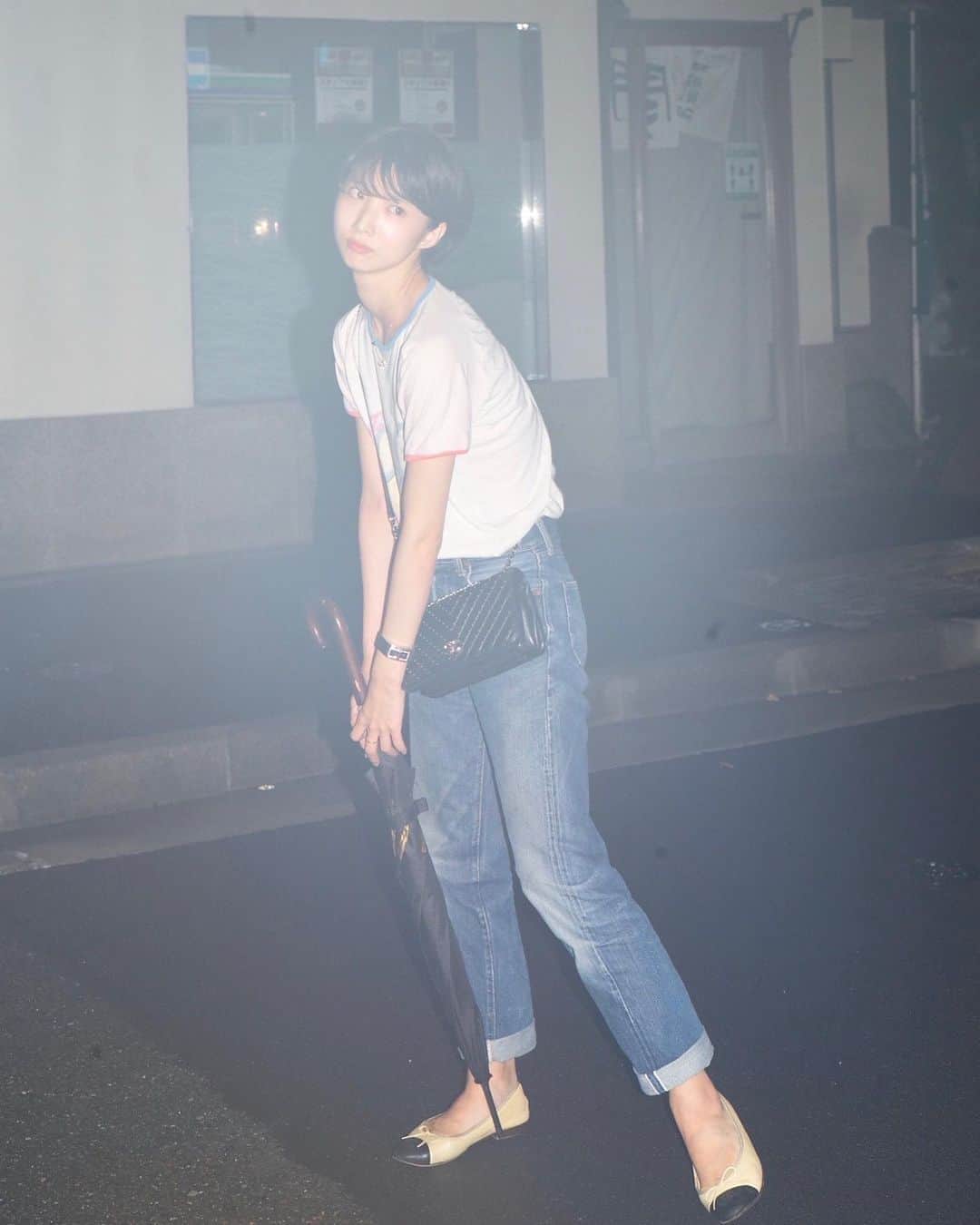 飯島望未のインスタグラム：「※撮影時だけマスク外しました。  Tshirt, bag and shoes @chanelofficial  Denim @levis #501E 1960s デニムは @berberjin_fakealpha の裕さん @yuttan1977 が選んでくださったもの。 パッと見だけで完璧にサイズを当ててくるところ、、さすがです。」