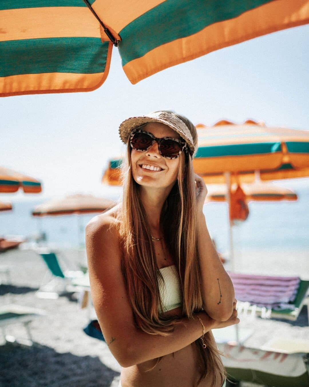 Kapten & Sonさんのインスタグラム写真 - (Kapten & SonInstagram)「'Live under the parasol.' 🏖️ Where is your favorite beach, Kaptens? Summervibes with our sunglasses Florence Mineral Tortoise Brown and beautiful @nat_al_ie. 💙 #bekapten #kaptenandson #sunglasses⁠ .⁠ .⁠ .⁠ #beach #summer #summervibes #sand #travel #sun #style #beachoutfit #cinqueterre #italy」8月20日 14時30分 - kaptenandson