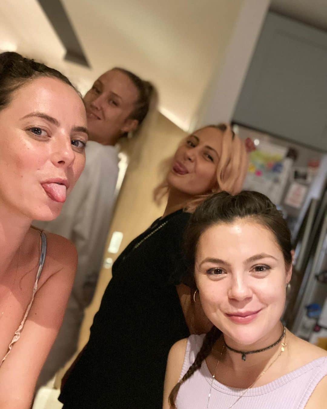 カヤ・スコデラリオのインスタグラム：「Missing your blurry faces already 😍 👯‍♀️👯‍♀️」