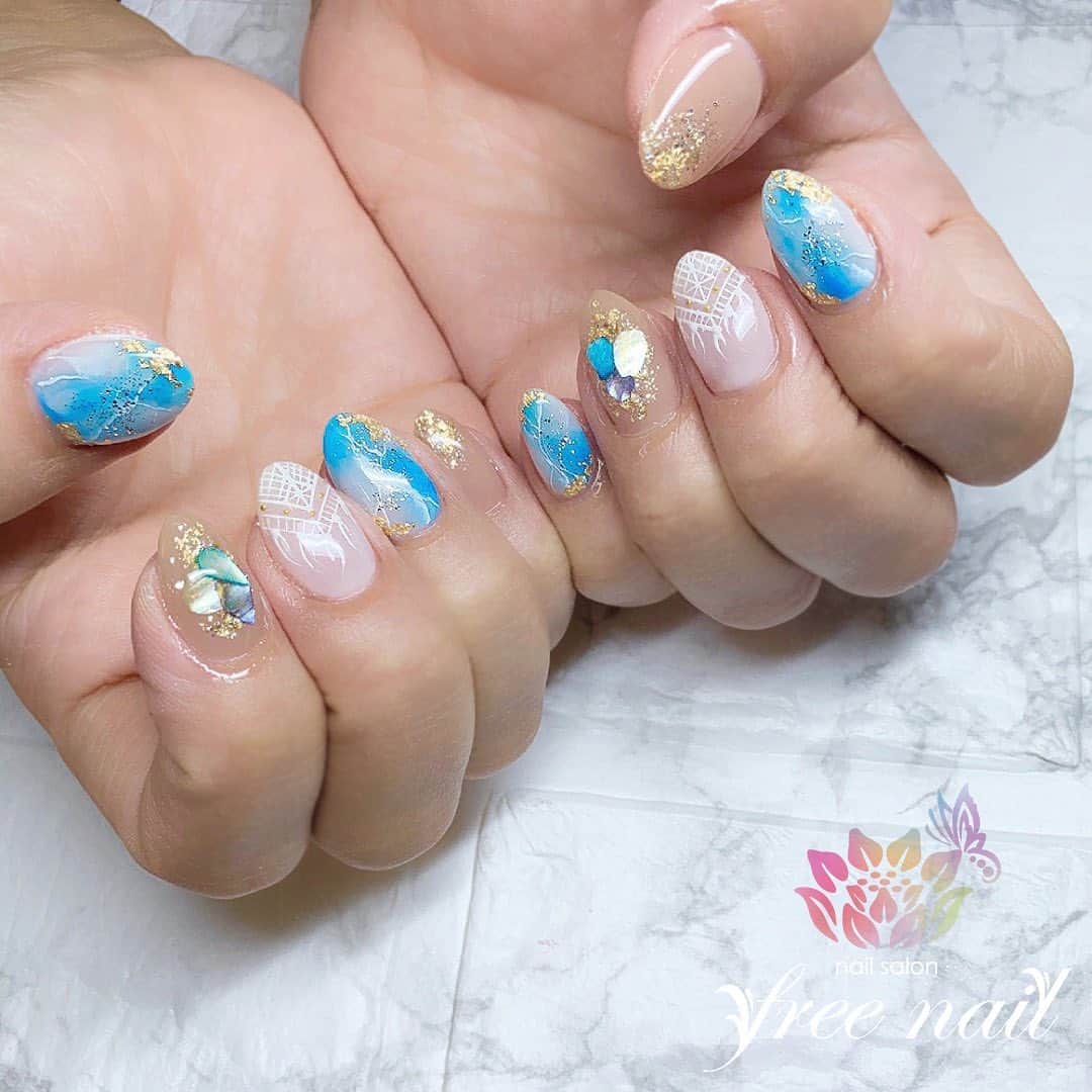 free nail フリーネイルのインスタグラム：「. お客様ネイル💅🏻🍦✨ . サマーエスニックネイル🌞✨ . 鮮やかなブルー大理石💎 . ▶︎▶︎▶︎スワイプして動画も見てね☝︎🎬✨ . ご来店ありがとうございました🙇🏻‍♀️🙇🏻‍♀️🙇🏻‍♀️💗 . #ネイルアート #ジェルネイル #ネイルサロン #大阪ネイルサロン #ネイルデザイン #ネイルチェンジ #エスニックネイル #大理石ネイル #シェルストーン #金箔ネイル #ブルーネイル #ベージュネイル #デザインネイル #トレンドネイル #おしゃれネイル #こだわりネイル #夏ネイル #summernails #nailsart #nailsdid #美甲 #日式美甲 #日式美甲胶 #日本美甲师 #日本美甲老师 #美甲上课 #日本胶 #フリーネイル #freenail」