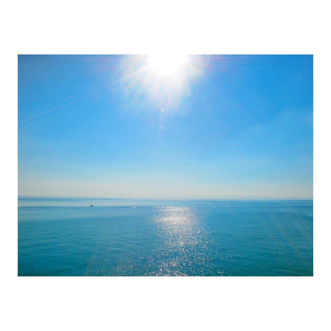 髙田知里のインスタグラム：「・ 淡路島🌻 ・ ホント雲一つない快晴☀️ ・ かなり暑かったけど🥵 ・ やっぱり夏と海が大好き❤︎🌈✨ ・  #海 #夏の海が好き #旅行好き#セミのなきごえに夏をかんじる #夏生まれ#淡路島旅行 #海辺」