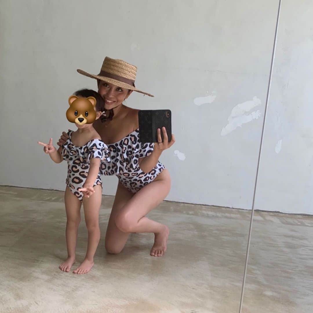 PINKYのインスタグラム：「お揃い👩🏻👧🏻👙💕  昨年のハワイでリサちゃんがプレゼントしてくれた可愛すぎる水着❤️ 　 娘とお揃いのものって嬉しいー🌈💕 　 @yoshimuzu ありがとう🥰   ・・・ #love #happy #family #夏休み #mamalife #2020summer #お揃い水着 #babygirl #3歳」