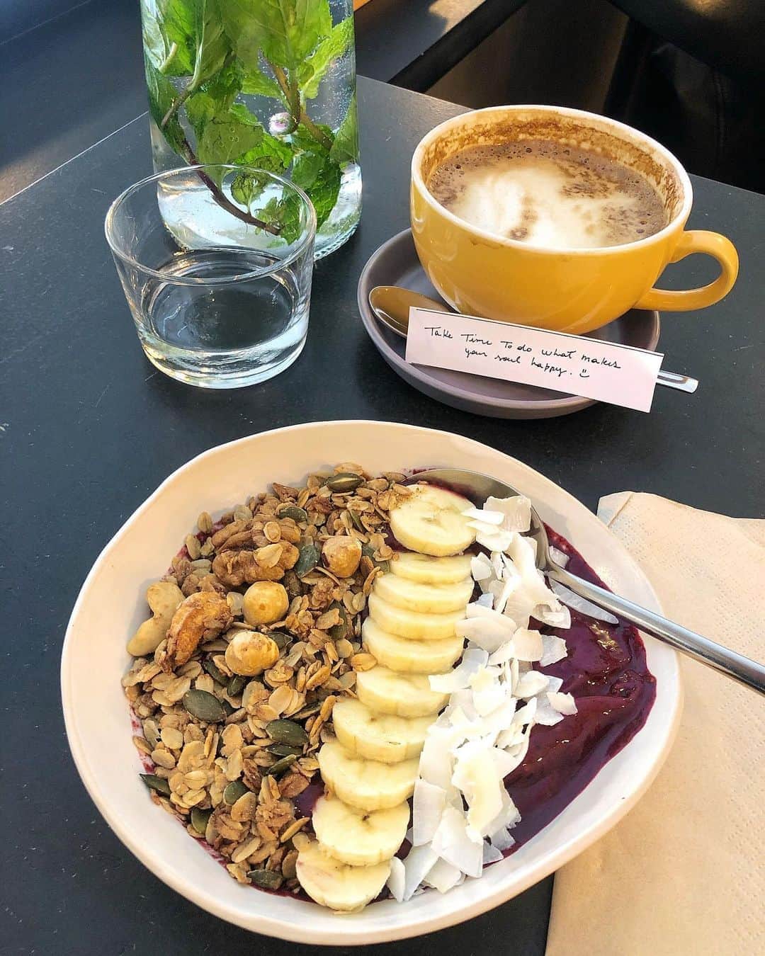 のインスタグラム：「The note says it all 🥥」