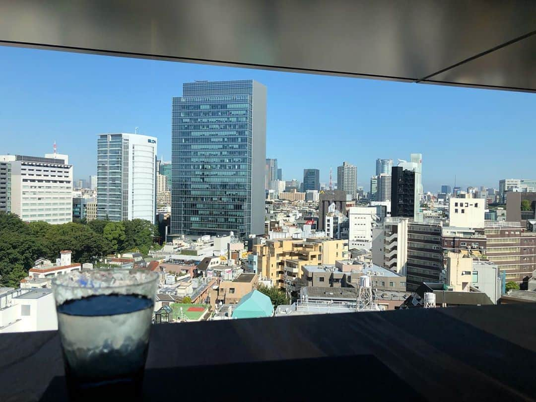 山本浩未さんのインスタグラム写真 - (山本浩未Instagram)「ビルの間に東京タワー🗼😃 資生堂パーラー ザ・ハラジュク　ラウンジ  これから仕事だけど、やっぱりパフェ😋 限定コラボパフェは売切れでした😢」8月20日 14時53分 - hiromicoy