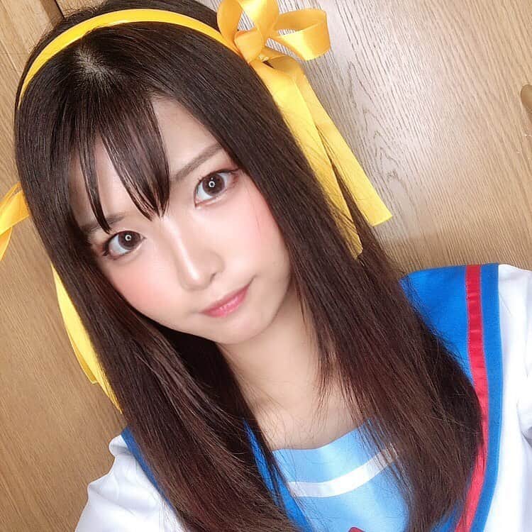 山本ゆうかのインスタグラム：「.﻿ ﻿ ﻿ ﻿ ﻿ ウイッグが無かったので地毛で﻿ 着ただけレイヤー…()﻿ ﻿ ﻿ 配信で着るだけだったので、コスプレ用の化粧ではありませんが﻿ 割と良い感じになりました💪🏻﻿ ﻿2枚目は配信中のスクショ卍 ﻿ 中学生の時に見てたアニメなので記憶が薄れていて﻿ セリフもほとんど忘れてた…﻿ エンドレスエイトは今思い出しても恐ろしいです。﻿ ﻿ ﻿ ﻿ ﻿ #涼宮ハルヒ #涼宮ハルヒコスプレ #地毛コスプレ #ハルヒコス #涼宮ハルヒの憂鬱 #portrait #ポートレート #撮影会モデル #ポートレートモデル  #関西サロモ #被写体 #ポートレートしま専科  #キリトリセカイ #スクリーンに恋して #カメラマンさんと繋がりたい  #portraitphotography #good_portraits_world  #instagood #instaportrait #lovers_nippon  #イチナナライブ #17live #イチナナライバー」