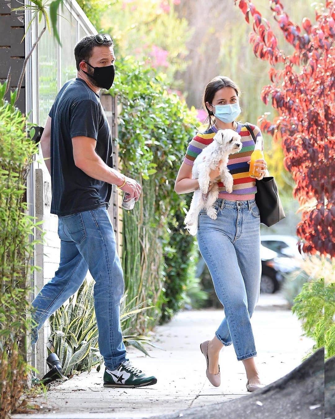 Just Jaredさんのインスタグラム写真 - (Just JaredInstagram)「Ana de Armas holds onto pup Elvis after Ben Affleck helps her move some things out of her home in LA #anadearmas  #benaffleck  Photos: Backgrid」8月20日 15時16分 - justjared