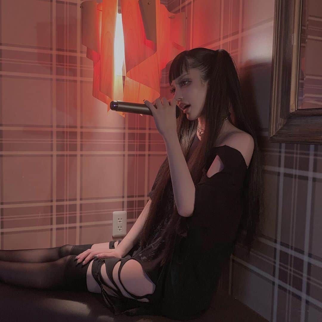 chiiiiiのインスタグラム：「🎤🎶))) 角のちょっと高いところに座るの好き笑」