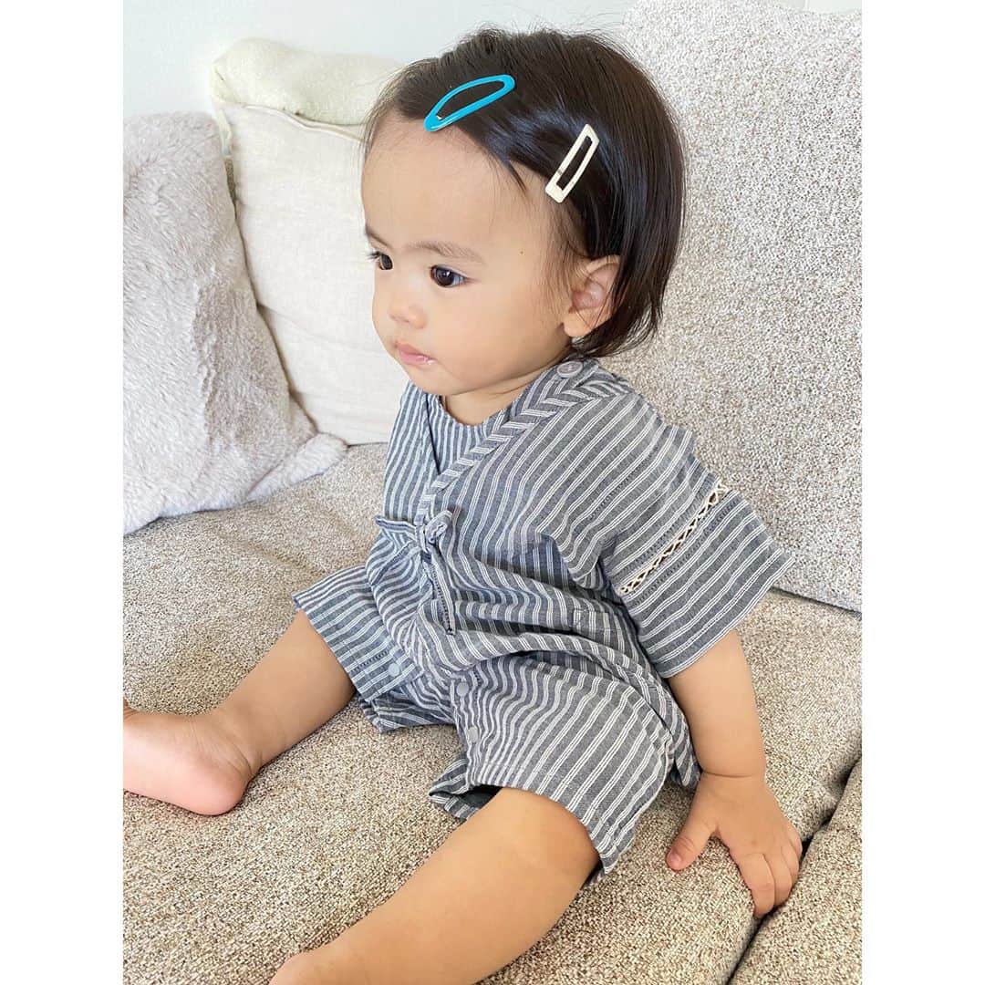 姫野れみのインスタグラム：「. 無印のオーガニック甚平がとっても優秀で可愛い♡ 上を脱ぐと中がロンパースになってるので 動き回って暑そうな時は脱いだり 冷房で冷えたり、寝る時は着たりして調整できるので とってもオススメです🥰  #1st #baby #girl #babygirl #12months #babyfashion #baby #1歳 #12ヶ月 #ベビー #赤ちゃん #女の子ベビー #甚平 #パジャマ #女の子 #ベビフル #ベビモ #ベビーフォト #赤ちゃんのいる生活 #べびすたぐらむ」