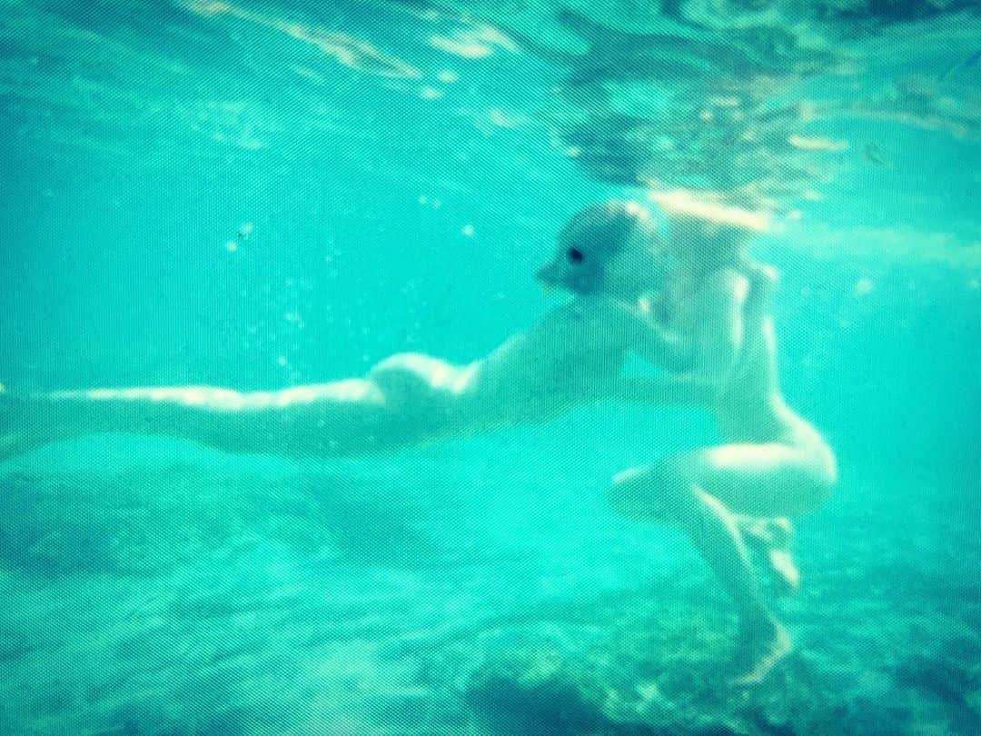 エレン・ヴォン・アンワースさんのインスタグラム写真 - (エレン・ヴォン・アンワースInstagram)「Mermaid’s kiss @sophie_karbjinski  @katharina.kaminski #ellensangels @can7formentera」8月20日 15時29分 - ellenvonunwerth