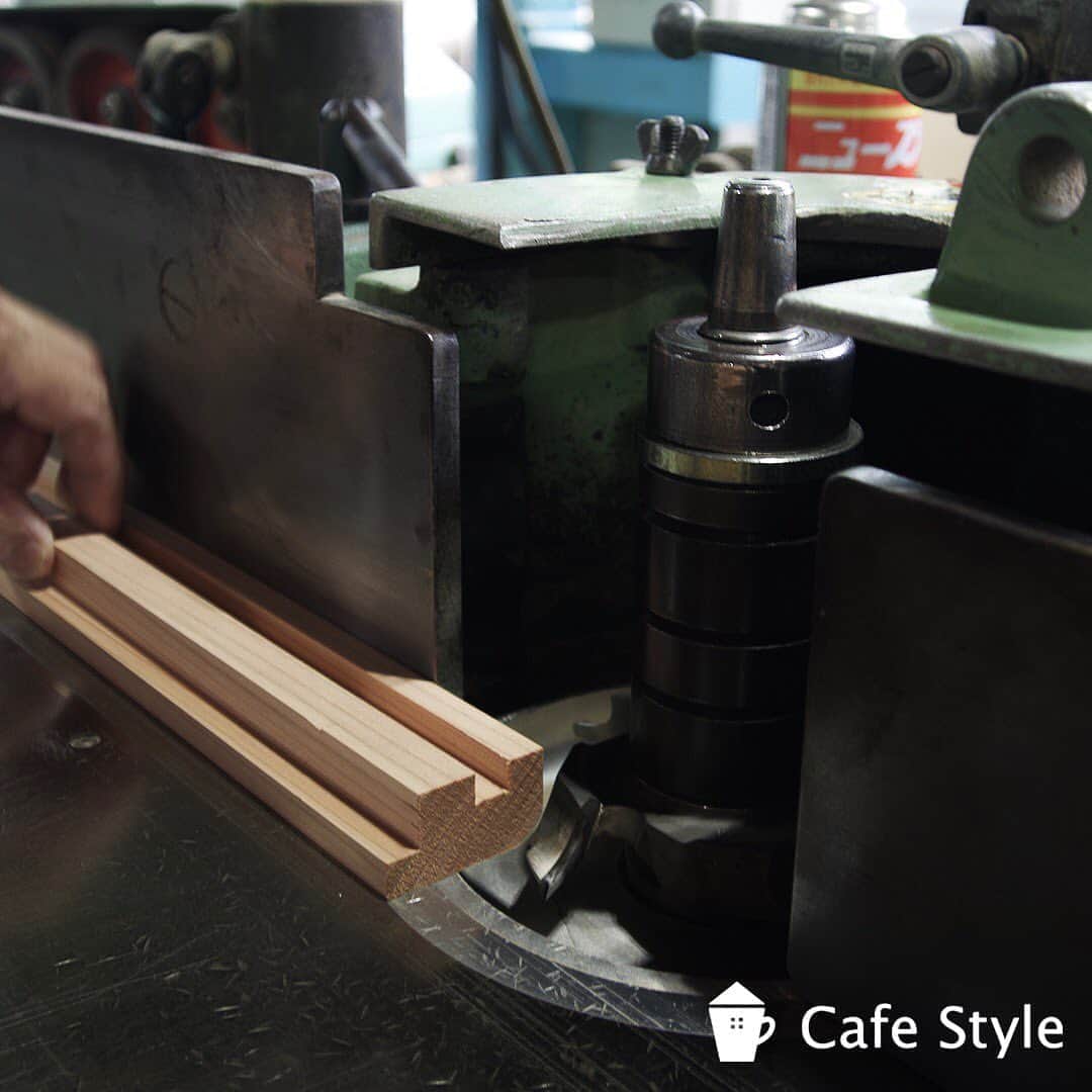 カフェスタイルさんのインスタグラム写真 - (カフェスタイルInstagram)「下呂の本社工場から⠀  この機械その名も、高速面取り‼︎‼︎(愛称) ⠀ 本社工場では、鴨居や敷居に溝をつける時に使います。 カンザ(ドーナツ型の金属)で刃物の高さを調節して木材を加工していき、刃物も開けたい溝に合わせて変えていきます。  ○＊○＊○＊○⠀ ⠀ ＊完成見学会情報＊   8月22日(土)〜8月26日(水)の5日間は、岐阜市中鶉で「光をとりこむ中庭のある家」の完成見会。奥に長い間取に中庭をつくることで、一階全体に陽光が入る明るいお住まいに。たれ壁やかわいいニッチにもご注目！ ご予約・詳細はHPまで→ @mukustory のHPをクリック！  ○＊○＊○＊○⠀⠀ ⠀ 「カフェのような家を建てたい！」 そんなあなたへ、 #無垢Story が夢のマイホーム  を実現するお手伝いをいたします。 無垢Storyは自然素材にこだわった居心地のいい #注文住宅 を建築しています。 「カフェスタイル」をコンセプトに、カフェ風のナチュラルインテリアでスローライフを楽しめる家をつくっています。 私たちの得意なところは建具・家具も自社工房(Be Wood)で製作する住宅のトータルコーディネート。オシャレなインテリアで統一感のある空間が叶います。 おしゃれな自然素材の家は無垢Storyにお任せください。 ⠀  #無垢ストーリー #カフェスタイル #オリジナル家具 #自然派ママ #平屋の家 ⠀ #漆喰の家 #自然素材の家づくり #子育て世代の家⠀ #お家カフェ気分 #岐阜の家 #自由設計住宅 #ナチュラルな家  #家づくり計画 #新築一戸建て注文住宅 ⠀ #新築計画 #工務店だからつくれる家 #岐阜注文住宅 ⠀ #岐阜工務店 #職人技に感動 #無垢の家具 #無垢の床材 #マイホーム計画中の方と繋がりたい  #家づくりアイデア  #インテリア好きな人と繋がりたい  #製材 #職人技 #木材加工 #ものづくりが好き」8月20日 15時31分 - mukustory