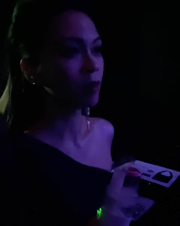 小柳ゆきのインスタグラム：「配信ライブの記録②  ＊＊＊＊＊＊＊＊＊  初の生配信ライブドキドキでした！ アーカイブが本日の23:59までです👀 まだ見ていない方はお忘れなく‼️  ⚠️チケットは本日の21:00までに購入が必要です。 チケット購入サイトはストーリーズから飛べます🚀  by STAFF #最終日 #アーカイブ #CASIO #LIVELOVERS #配信ライブ #live #ビルボード #billboard」