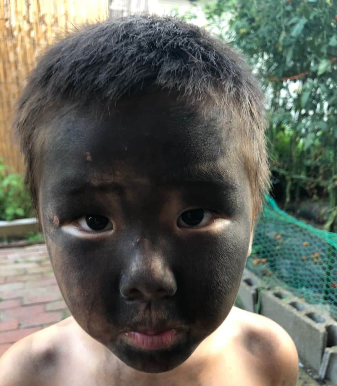 のインスタグラム：「どうなったらこうなる⁇ かいるまる4歳😅 What do you want to do⁇ :) #baby #myboy #myson #かいるまる #4歳 #4月生まれ」