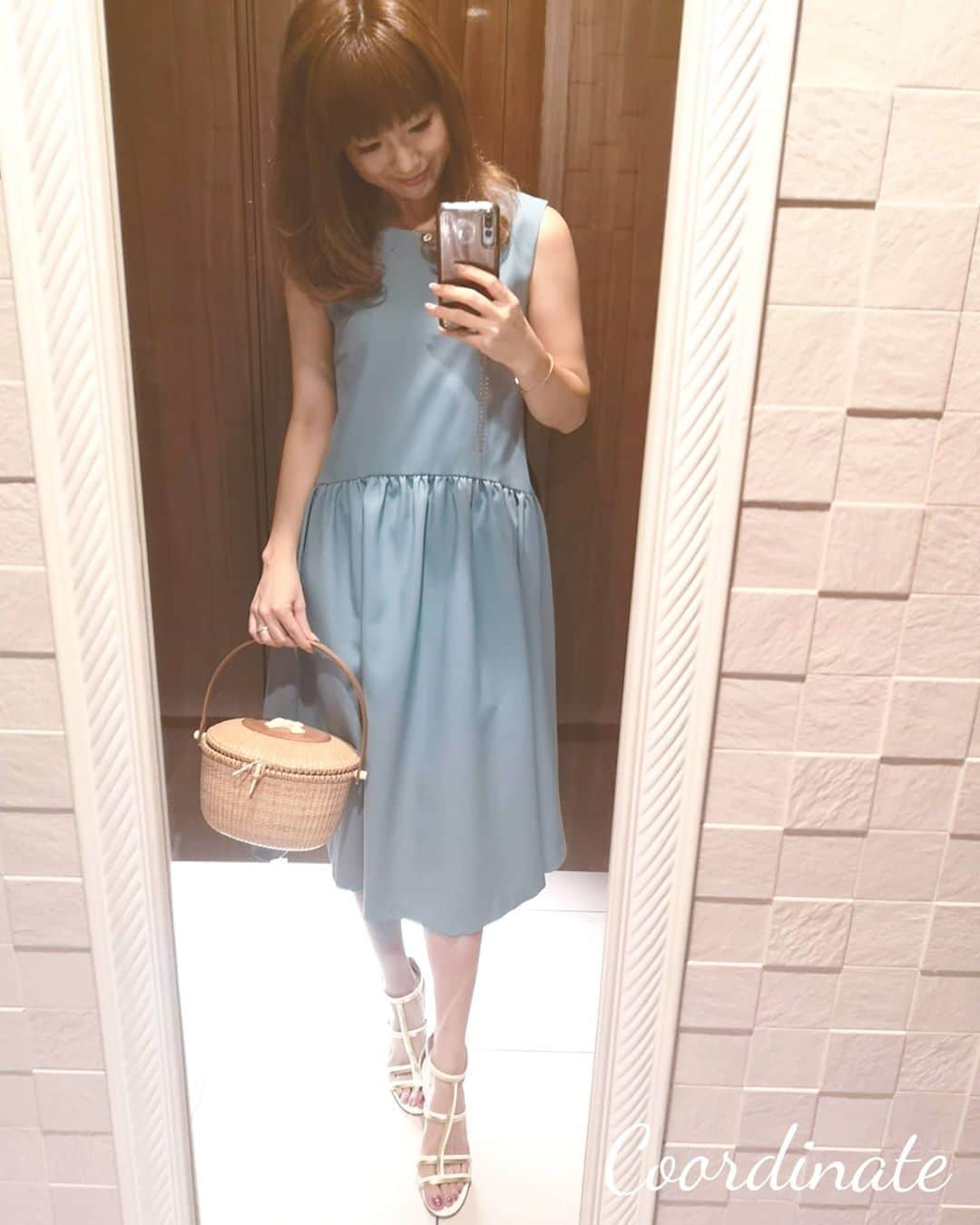 中島彩のインスタグラム：「エレガントワンピでお出かけ💕 お誕生日の日にも着ていた、シルエットの美しい鮮やかなブルーのお気に入りワンピース❤️ １枚ではもちろん、ボレロとのコーディネートも楽しみたい...😘  #ワンピース　#ワンピースコーデ #ワンピース好き #エレガントスタイル #お出かけコーデ #ティファニーブルー #ママファッション #美シルエット　 @yumeribon_official」