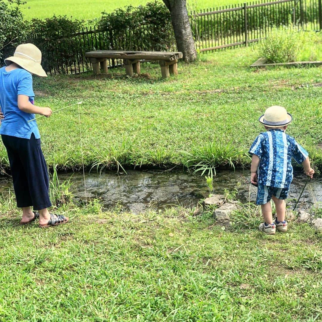 のインスタグラム：「＊＊＊﻿ ひーくんの夏休み♡﻿ 夫の親戚のおうちに遊びに行かせてもらい、ザリガニ釣りをして大盛り上がり✨﻿ ﻿ 従姉妹達にいつもめちゃくちゃ可愛がってもらい、本当にいつも楽しそうな息子😊‼︎﻿ ﻿ やっぱり子供は子供とが1番楽しいよね‼︎﻿ ﻿ なので、休みの日はなるべくお友達と遊ばせてあげたいなーと思い、よく従姉妹たちとも遊んでもらってます^ ^﻿ ﻿ ザリガニにも怖がらず触ろうとしていたからこっちがちょっと冷や冷やしちゃいましたw﻿ ﻿ やっぱり自然遊び最高だな‼︎﻿ これからも沢山こういう遊びさせてあげたいなと思います^ ^﻿ ﻿ #2歳　#2歳9ヶ月  #男の子ママ　#子育て　#子育て中　#子育て日記  #子育て記録  #子育てあるある  #子育て奮闘中  #育児　#育児中　#育児記録  #育児あるある  #働くママ  #ワーママ  #ワーママあるある  #mamagirl #ママリ　#息子の成長  #ザリガニ釣り　#自然　#自然が好き  #自然が好きな人と繋がりたい  #自然派ママ  #自然派育児  #田舎　#田舎の風景  #田舎生活」