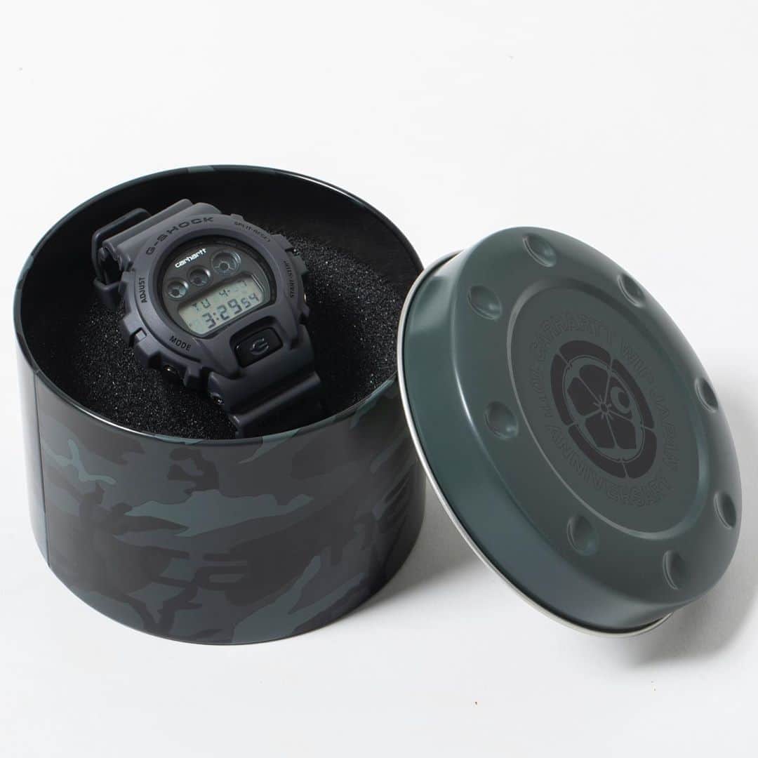 カーハートのインスタグラム：「Carhartt WIP × G-SHOCK﻿  ﻿ ﻿Carhartt WIP Japanの10周年を記念し、日本限定でG-SHOCKとの初のコラボレーションウォッチが発売。1995年に誕生した、ストリート感を放つ名品DW-6900に落ち着きのあるダークグレーカラーをメインに使用しCarhartt WIPらしい世代を問わず装着できるアイテムでリリース。﻿ ﻿ ELバックライトはCarharttのコーヌコピアをモチーフにしたマークが浮かび上がる仕様になっており、裏蓋にはCarhartt WIP Japanの10周年ロゴを刻印。専用のケースにはCarhartt WIPならではのカモフラージュをあしらった特別な作りになっている。﻿  ﻿ ﻿全国のCarhartt WIP Store、Carhartt WIP Online Storeにて8月22日(土)より発売です。ご期待ください。﻿  ﻿ 価格 17,600 - (including tax)  #carharttwip #gshock #wipjapan」