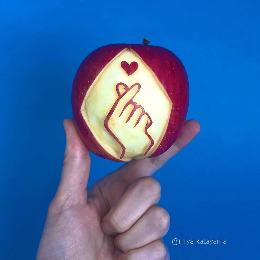 片山美耶さんのインスタグラム写真 - (片山美耶Instagram)「ポケットから きゅんです❣️ . . . 🍎🍎❣️🍎🍎🍎❣️🍎🍎🍎🍎🍎🍎 . . をりんごに彫ってみました。 動画はTikTokで↑↑plofileに🔗ﾘﾝｸあります！ . . . . 🍎🍎🍎🍎🍎🍎🍎🍎🍎❣️🍎🍎🍎 . . . #apple #appleart . . . . . . ——————————————————- . . . #りんご #apple #applecarving #handmade#手芸  #職人技 #りんごアート #ハンドメイド #りんごカービング #fruitscarving #フルーツ #ポケットからきゅんです #フルーツカービング  #artperformance  #カービング教室 #オンラインカービング教室 #vegetablecarving #ハンドメイド好きさんと繋がりたい  #アート  #野菜彫刻家 #野菜彫刻 #carvingartist #artist #ハンドメイド  #おもてなし #relaxvideos #satisfying #relaxing #asmrapple #asmr」8月20日 15時59分 - miya_katayama
