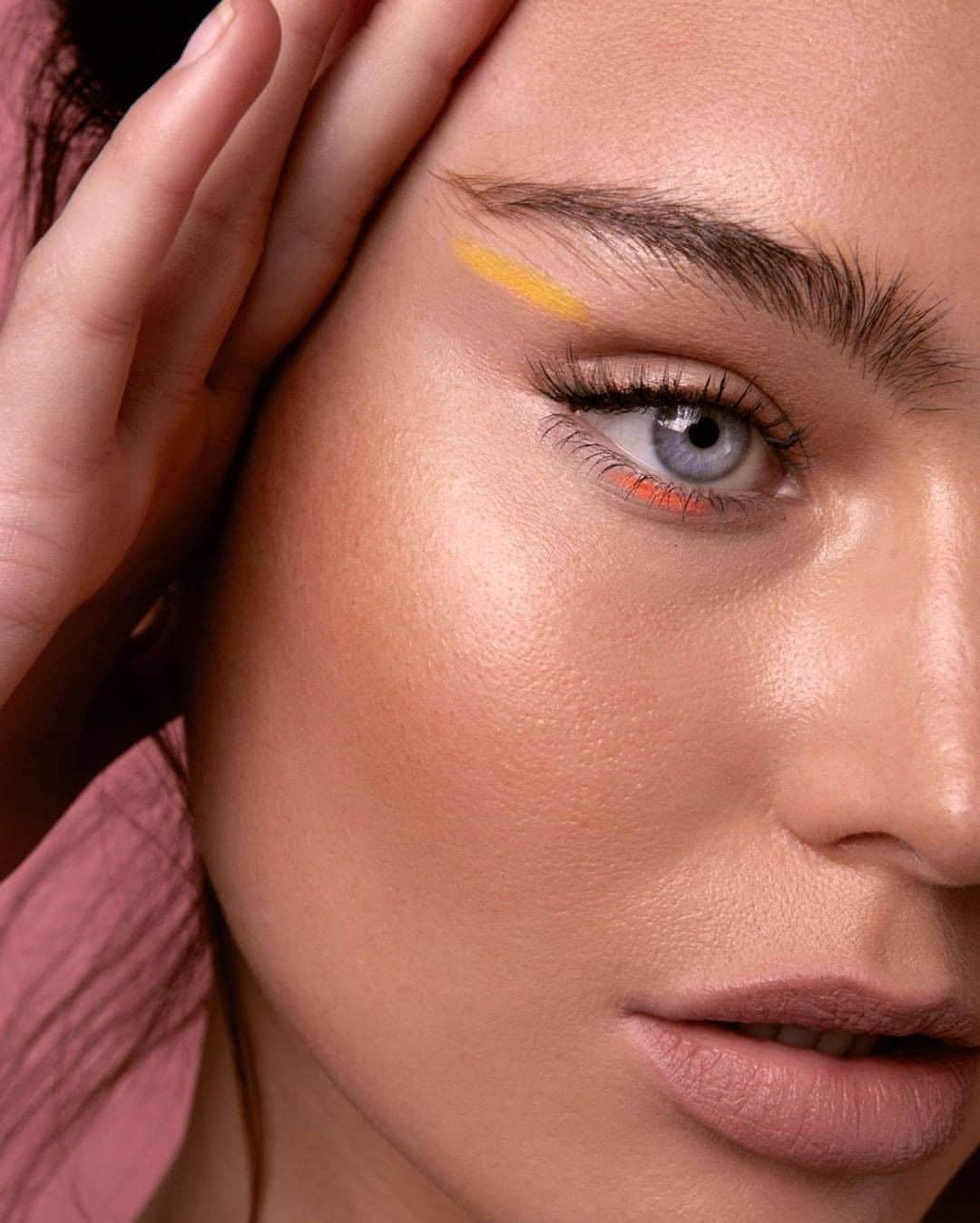 M·A·C Cosmetics Deutschlandさんのインスタグラム写真 - (M·A·C Cosmetics DeutschlandInstagram)「Nude und unglaublich ausdrucksstark! 🧡 💛 Um diesen wunderschönen Look nachzuschminken, empfehlen wir Dir unser Pigment in *Genuine Orange* und den Chromagraphic Pencil in *Primary Yellow* ✨ 🔥  Seid Ihr genauso hin und weg von diesem Make-Up, wie wir? 😍  Model: @katemogg ⠀⠀⠀⠀⠀⠀⠀ Hair and makeup: @_namakeup⠀⠀ Photography: @kayleigh_june #maccosmetics #maceyeshadow #maceyes #eyemakeup #eyes #eyelook」8月20日 16時00分 - maccosmeticsgermany