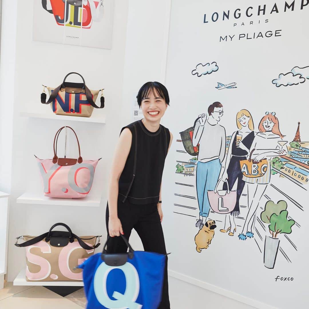 渡邉香織のインスタグラム：「Thanks for having me @longchamp 🇫🇷 Please come and see my big big illustration at Omotesando hills Longchamp popup store🏇  キャンバスが大きくなるほど嬉しいね！」