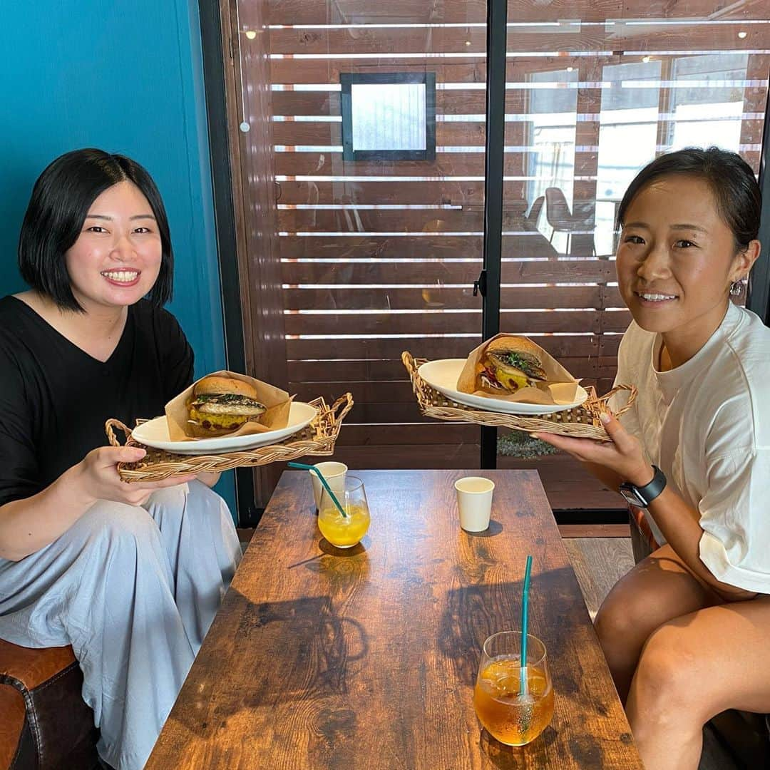 下平夏奈さんのインスタグラム写真 - (下平夏奈Instagram)「先日☆  主催・運営をしている アスリート交流イベントで知り合い、 仲良くさせていただいている✨  フィールドホッケー日本代表選手 及川 栞さん(@shihori.3 )と MKCAFEへ遊びにいってきました♩  ずっと #鯖バーガー が食べたい！ と言ってくださっていて 念願の...初✨鯖バーガー！！！  元モーニング娘。の 小川麻琴さんとのコラボ鯖バーガー #makoto鯖バーガー をいただきました♩  かぼちゃと鯖の相性が抜群で 本当に美味しかった❤︎ : : 栞さんは、 フィールドホッケー界、唯一のプロ選手として 国内だけではなく 海外でもご活躍されています‼︎  明るくて、優しくて、面白くて アスリートとして 頂点を極める栞さんの話は 勉強になることばかり✨  すごく刺激をいただきました♩  コロナが落ち着いたら またアスリート交流イベントの開催も 楽しみにしてるね〜‼︎と 言っていただけて嬉しかったです！  今、自分に出来ることを コツコツやっていこう！と 前向きな気持ちになれました✨  人との繋がりやご縁を大切に 日々過ごしていきます。  栞さん、ありがとうございました❤︎ : : #アスリート #鯖バーガー #スポーツ選手 #ホッケー #フィールドホッケー　 #及川栞 さん #応援 #プロ選手 #アスリート交流イベント  #ごぼう茶 #地方創生　　 #MKCAFE #新宿 #cafe」8月20日 16時04分 - kana0412.sss