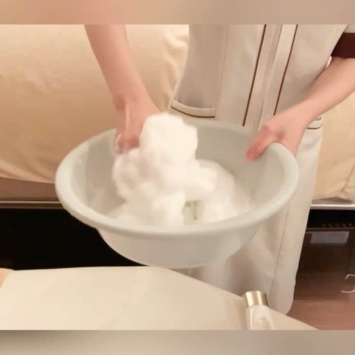 のインスタグラム：「＼洗いながらむくみケア／﻿ ﻿ 夏は冷房や冷たい飲み物や食べ物で身体が冷えることでむくみがちな時季… ﻿ 毎日のバスタイムに使えるおすすめ商品をご紹介します✨﻿ ﻿ 天然ミネラルイオンと美容成分配合の全身ソープ﻿ 「E.Eウォッシュパック」﻿ ﻿ 泡立てて洗うだけで引き締まったボディラインへ！﻿ ﻿ ココナッツヤシの油脂を原料とした天然の洗浄成分と豊富な美容成分を配合した全身用ソープ。﻿ きめ細かく豊かな泡立ちで肌にもやさしい。⁣﻿ しっかり毛穴の汚れまで落として、スキンケアしながら肌を引き締めます。⁣﻿ ﻿ 使い方は簡単❗﻿ ﻿ E.Eウォッシュパックにお湯を少量加え、泡立てておきます。﻿ フワフワの泡をひざ下から足先まですり込むように塗っていきます。⁣﻿ 特に膝裏はリンパの詰まっている箇所になりますので、ほぐしてあげましょう。⁣﻿ ⁣﻿ 頭から足先まで全身ご使用いただけます。﻿ ﻿スキンケアスタジオでのボディケアでも人気のメニューです😊 ぜひお試しください👍 ﻿ #vs28bali #スキンケアスタジオ #ebm #イービーエム #フェイシャル #毛穴洗浄 #美肌 #小顔﻿ #ゆらぎトリートメント #ボディケア #ボディメンテナンス #免疫力アップ #むくみケア ﻿ #ウォッシュパック #おうち時間 #おこもり美容 #ミネラル #ミネラル美容 #全身用ソープ #ボディケアソープ #お風呂美容﻿ #お風呂ダイエット  ﻿ @vs28bali﻿ @ebcc.skincarestudio﻿ @ebm_onlineshop﻿ @beautilous_cosme﻿ @marvelloty_cosmetics」