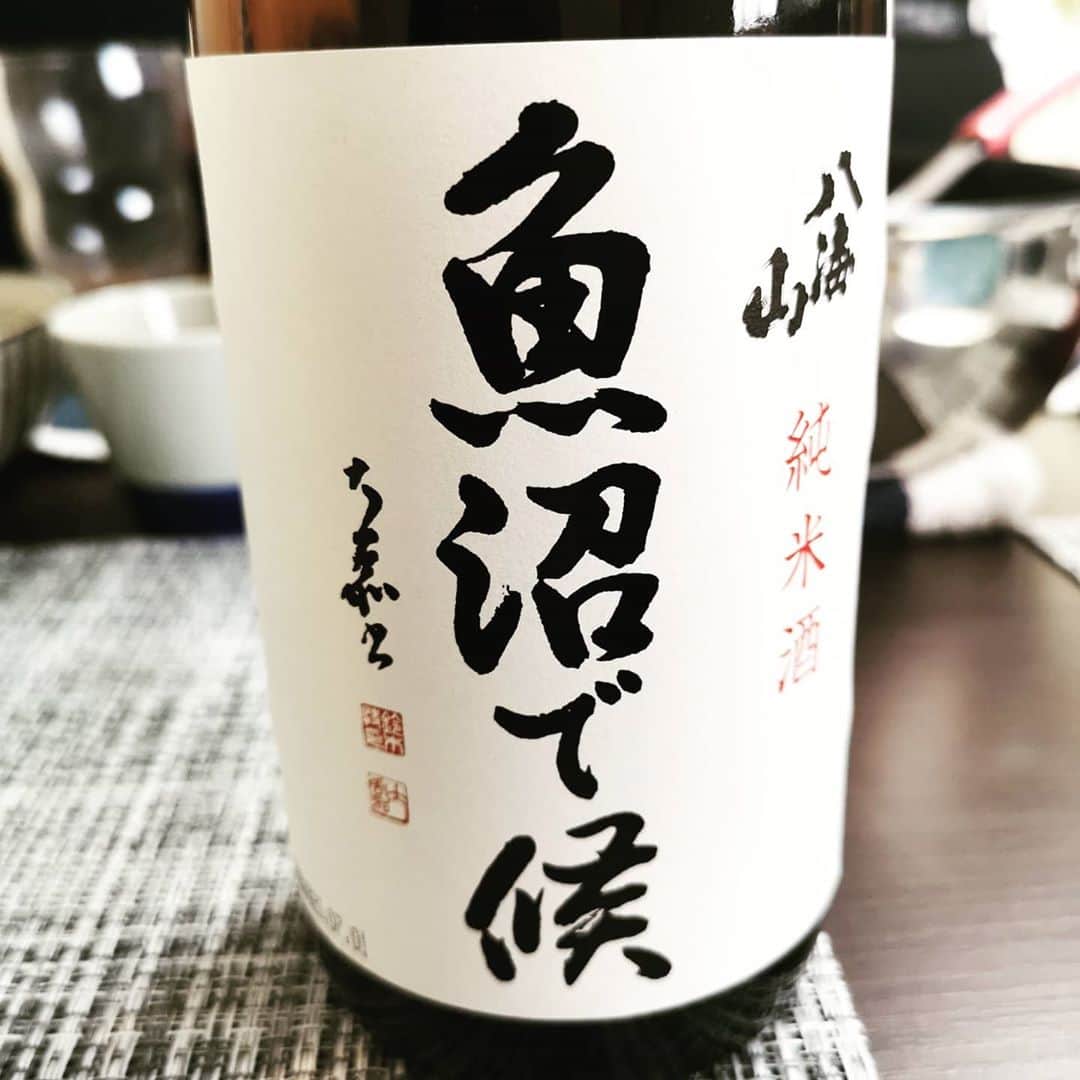 石川奈津紀さんのインスタグラム写真 - (石川奈津紀Instagram)「【八海山🗻魚沼で候🍶】 くみちゃんと新潟みやげ📦の日本酒を飲みました💓 魚沼地方でしか買えない 限定のお酒を買ってきてくれた😍 ありがとう💓  わたし実は純米酒がだいすきで。 この「米～！！」って感じが めちゃくちゃ好みでした。 常温でいただいて、 「これはお燗したい！」と思ったら すでに空いてしまっていた😂😂 ちなみにいま家で食べてるお米も 魚沼産だよ。 * #八海山 #八海醸造 #日本酒 #日本酒🍶#日本酒好き #日本酒好きな人と繋がりたい #日本酒女子 #sakemake #japanesesake #sake #ポン酒タグラム #日本酒ナビゲーター #唎酒師 #ごちそうさまでした #おうち飲み #おうち居酒屋🍺」8月20日 16時09分 - natsukiishikawa1011