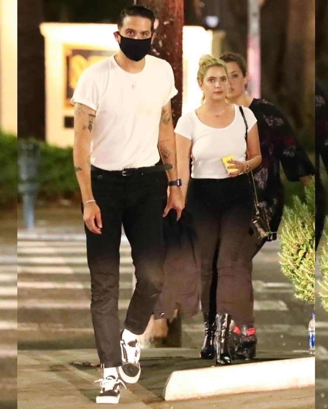 Just Jaredさんのインスタグラム写真 - (Just JaredInstagram)「@ashleybenson wears a diamond ring on her left ring finger while out with boyfriend @g_eazy amid engagement rumors! #AshleyBenson #GEazy Photos: Backgrid」8月20日 16時13分 - justjared