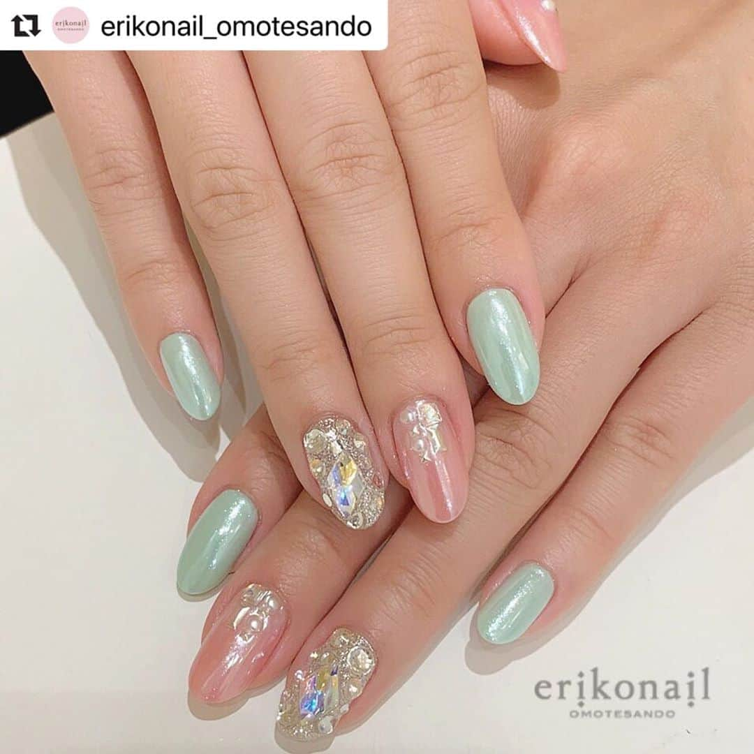 黒崎えり子さんのインスタグラム写真 - (黒崎えり子Instagram)「#Repost @erikonail_omotesando with @make_repost ・・・ お客様NAIL 夏らしくキラキラです🤩💖  OMOTESANDO 小田切 ・ ・ erikonail  OMOTESANDO  *･゜ﾟ･*:.｡..｡.:*･*:.｡. .｡.:*･゜ﾟ･* 平日11:00〜21:00 土日祝10:00〜19:00 ご新規様20%オフ✨ 表参道駅から徒歩1分 全席ソファ席なのでゆったりとお過ごしいただけます♡ 個室もございます 皆様のご来店お待ちしております♡ *･゜ﾟ･*:.｡..｡.:*･*:.｡. .｡.:*･゜ﾟ･* ・ ・ ・ ・ #erikonail #エリコネイル #エリコネイル表参道 #erikonail小田切怜美  #ネイルデザイン　 #夏ネイル #キラキラネイル #ミラーネイル #nail#nails#nailart #naildesign#gelnail#gel #morecouture #モアクチュール #モアジェル  #네일#젤네일#美甲師#美甲 #大人可愛い #エレガント #シンプルネイル #ネイルケア #黒崎えり子 #jna認定ネイルサロン #表参道ネイルサロン」8月20日 16時14分 - erikonail