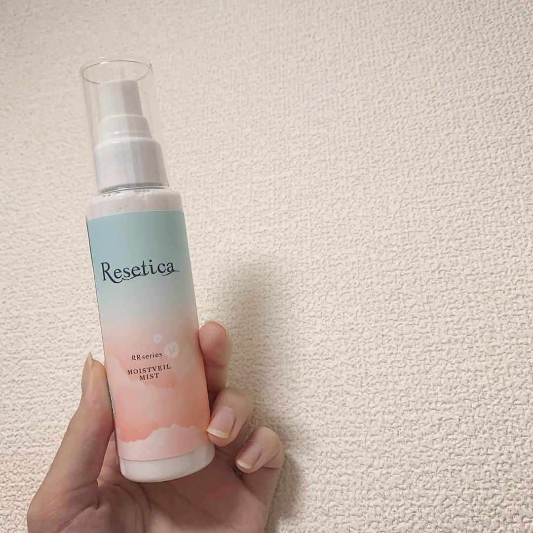 Laraのインスタグラム：「【リセチカ　モイストベールミスト👼🏻✨】 ミストローション! ミルクタイプでモッチリする気がする!🧖🏻‍♀️💕 スプレータイプだから時短になるし、 顔だけじゃなく身体や髪の毛にも使えて優秀◎ 満遍なく広まってくれるしすごく便利👏🏻🎉😊 匂いはとくにないかな!💫  #Resetica #リセチカ #モイストベールミスト #シカケア #シカケアコスメ #ツボクサ #スキンケア #ミストローション #保湿ケア #新発売 #sponsored #時短ケア」