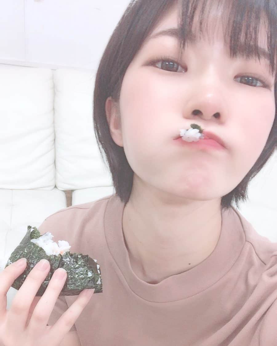東条蒼のインスタグラム：「＊ ・ ・ ・ シャケのおにぎり ・ ・ ・ ・ #現場にて ・ ・ ・  ・  #東条蒼 #クルーズグループ #セクシー女優 #av女優 #メガネ女子 #黒髪 #ショートヘア #あおたん　#teamメレンゲ #followｍe #following #japan #girl #photooftheday #tagsforlikes #instalike  #台湾 #香港 #粉我 #拍照 #照片 #人像攝影」