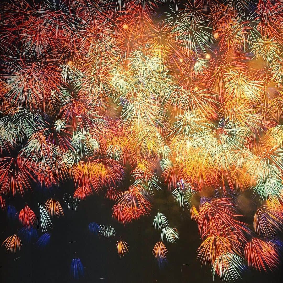 星野リゾート リゾナーレ 熱海さんのインスタグラム写真 - (星野リゾート リゾナーレ 熱海Instagram)「熱海海上花火大会は、今年で69年目を迎える歴史ある花火大会です。 明日もまた 熱海の夜空に大輪の花が咲きます⁂  リゾナーレ熱海の「和食ダイニング 花火」は、花火に囲まれながら会席料理を味わう空間です。  実は今回投稿した写真はすべて、 和食ダイニング 花火の壁面に描かれた花火の写真なんですよ◎  ----------------------------------- 星野リゾート  リゾナーレ熱海 静岡県熱海市水口町2-13-1 TEL:0570-073-055(リゾナーレ予約センター) HP:https://risonare.com/atami/ -----------------------------------  #星野リゾート #リゾナーレ熱海 #リゾナーレ #hoshinoresorts #risonareatami  #和食ダイニング花火 #熱海 #atami #伊豆 #静岡 #shizuoka  #熱海旅行 #絶景 #花火 #熱海海上花火大会 #海 #開放感 #オンライン旅行  #旅したくなるフォト #女子旅 #旅好き女子  #家族旅行 #子連れ旅行 #familytrip  #旅行気分#国内旅行 #travel #trip」8月20日 16時29分 - rnratami
