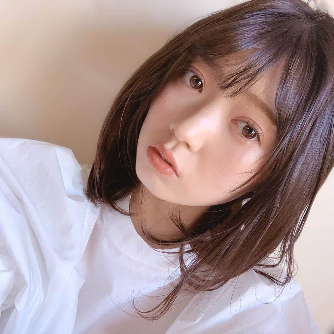 山岸理子のインスタグラム：「* お仕事ない日は、ナチュラルメイクにしてます。  おろしているのとアップ、 どっちが好みですか？  ・ ・ ・ ・ #tsubaki_factory #山岸理子 #ナチュラルメイク #髪型 #おろし #アップ」
