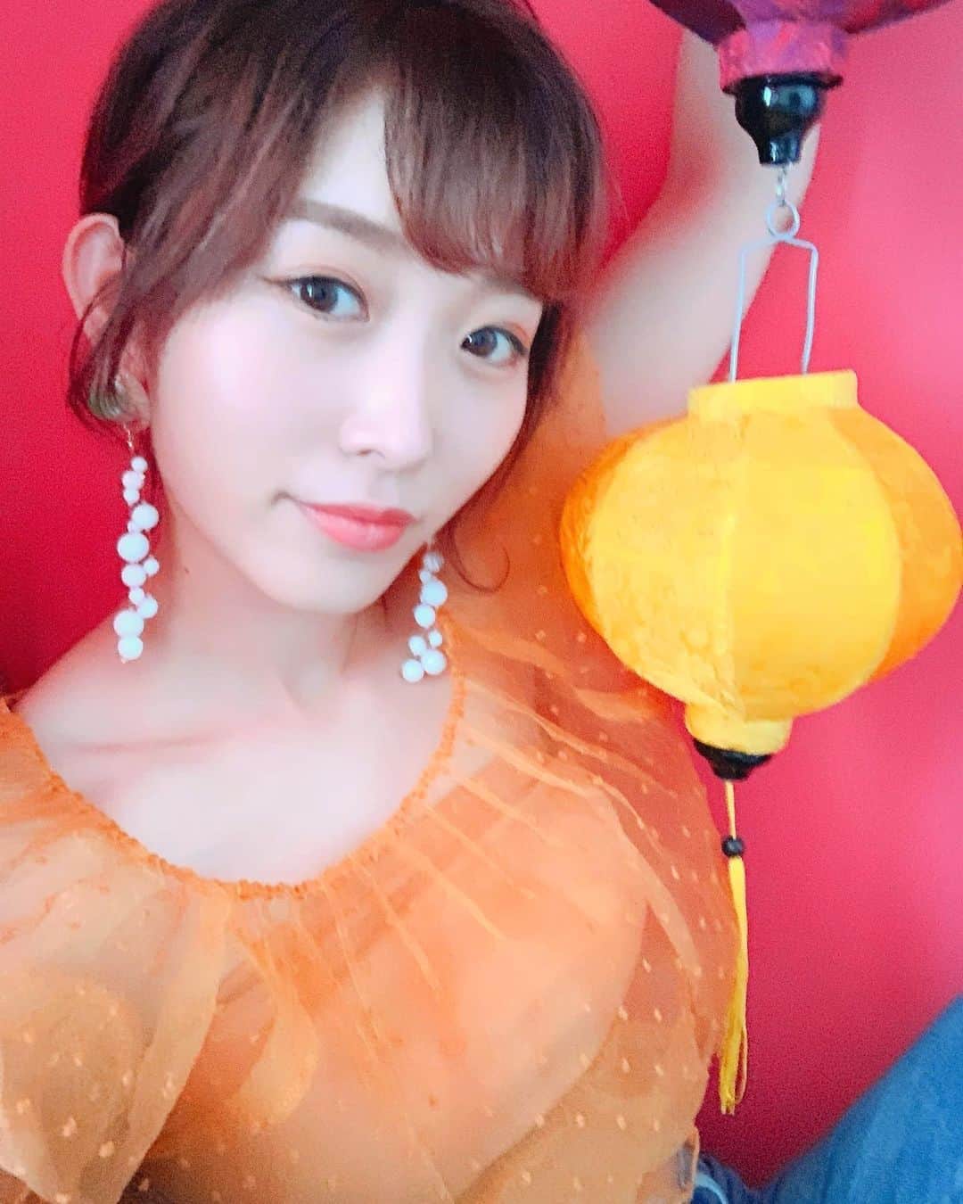 くまみきのインスタグラム：「やっぱ透けてる服が好きだな〜ん🥳 10年前はフェアリー系ってのにカテゴライズされてたもんで、透け素材とか大好物なんよ。 (えっもう10年前とかこわくない？笑)  #フェアリー系 #スケスケ #とりあえずランタン持ってみた #そしてランタン歪んでる🥺」