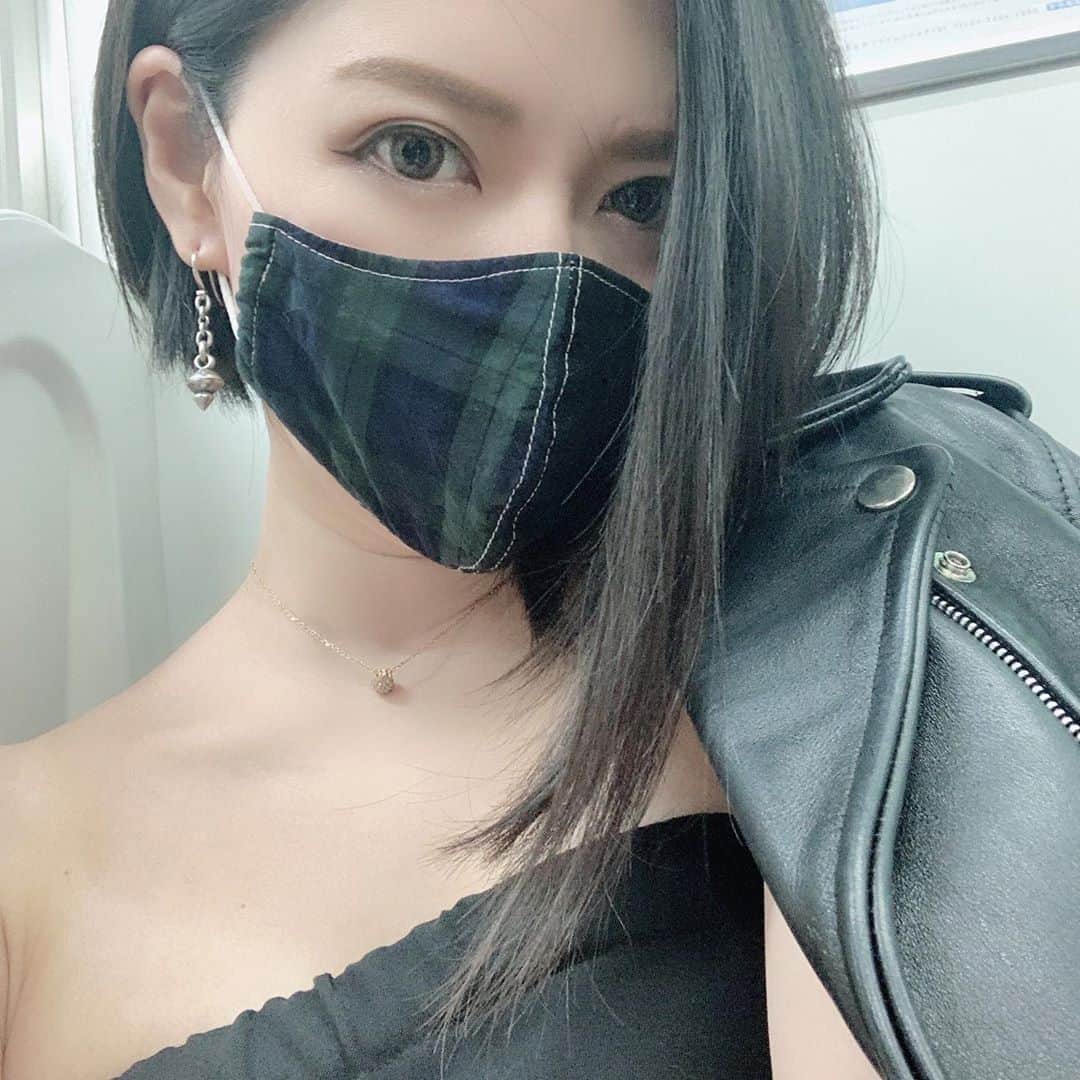 のインスタグラム：「ブラックじゃないメイクでとある雑誌撮影でした。久々にライダース着たら重い暑い重い暑い。でも好き。 長年乗っていたCUBEちゃんが壊れて次の車調達中のため、ベース担いで電車移動。とっても空いています(自撮り出来るくらい・笑)。 ライダース着られる気温じゃないし持つのもかさばるので肩にかけて移動しています。 さて、明日は渋谷クロスFMの「渋谷女子企画」にお呼ばれ。ゲスト出演いたしまーす！19時から！配信もあるので是非聴いてねん！ #ベーシスト #bassist #ERY #ライダース #666 #渋谷クロスFM #渋谷女子企画」