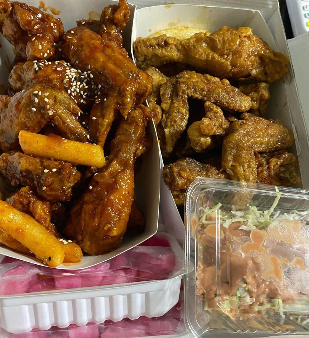 岡田祐佳さんのインスタグラム写真 - (岡田祐佳Instagram)「韓国ドラマを連日みてたら 韓国チキンが食べたくなる🍗  何故？？  それは、ドラマに高確率で チキン屋さんでチキンを食べるか デリバリーシーンがでてくるから。  実際韓国のチキンやさん安くて美味しい😋 けど、最近の日本の韓国チキンもかなり美味しい😍  この店はお気に入りの1つ👌😆🙌🏻💗  #韓国チキン #韓国 #韓国料理 #チキン #新大久保 #新大久保グルメ #韓国ドラマ #韓国ドラマの影響 #ホシギ2羽チキン #ホシギチキン #ヤンニョムチキン #甘辛醤油チキン」8月20日 16時29分 - yukachin719