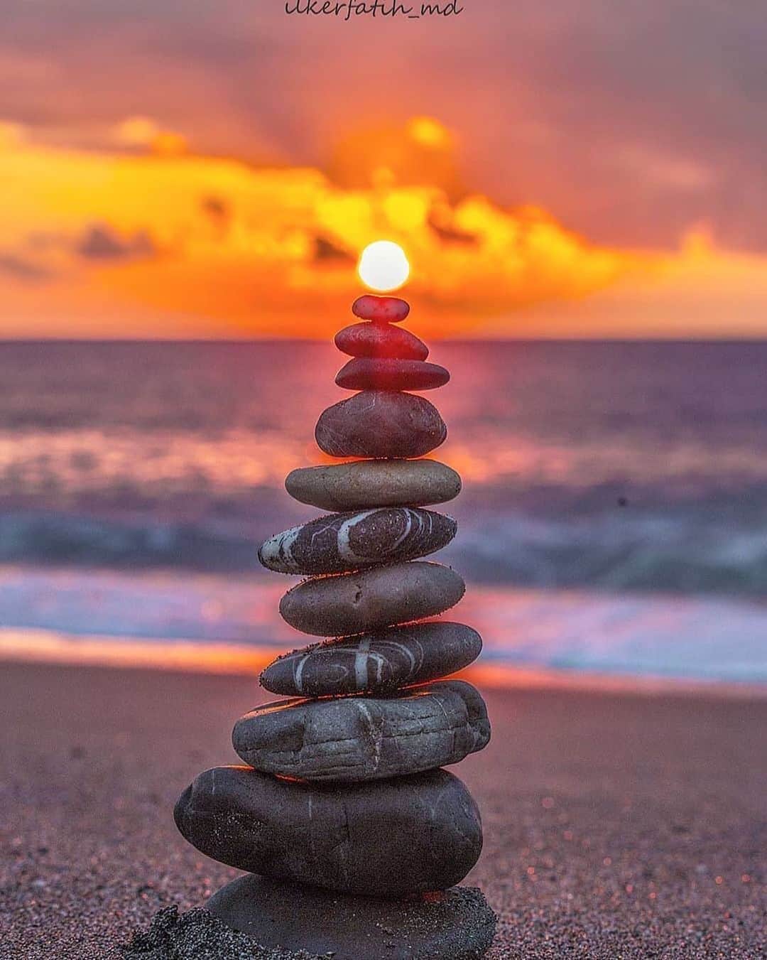 Canon Photographyさんのインスタグラム写真 - (Canon PhotographyInstagram)「A calm sunset captured in Turkey!  Photography // @ilker.md  Curated by @steffeneisenacher  #turkey #sunset #sunsetphotography #pebbles #rocks #depthoffield」8月20日 16時26分 - cpcollectives