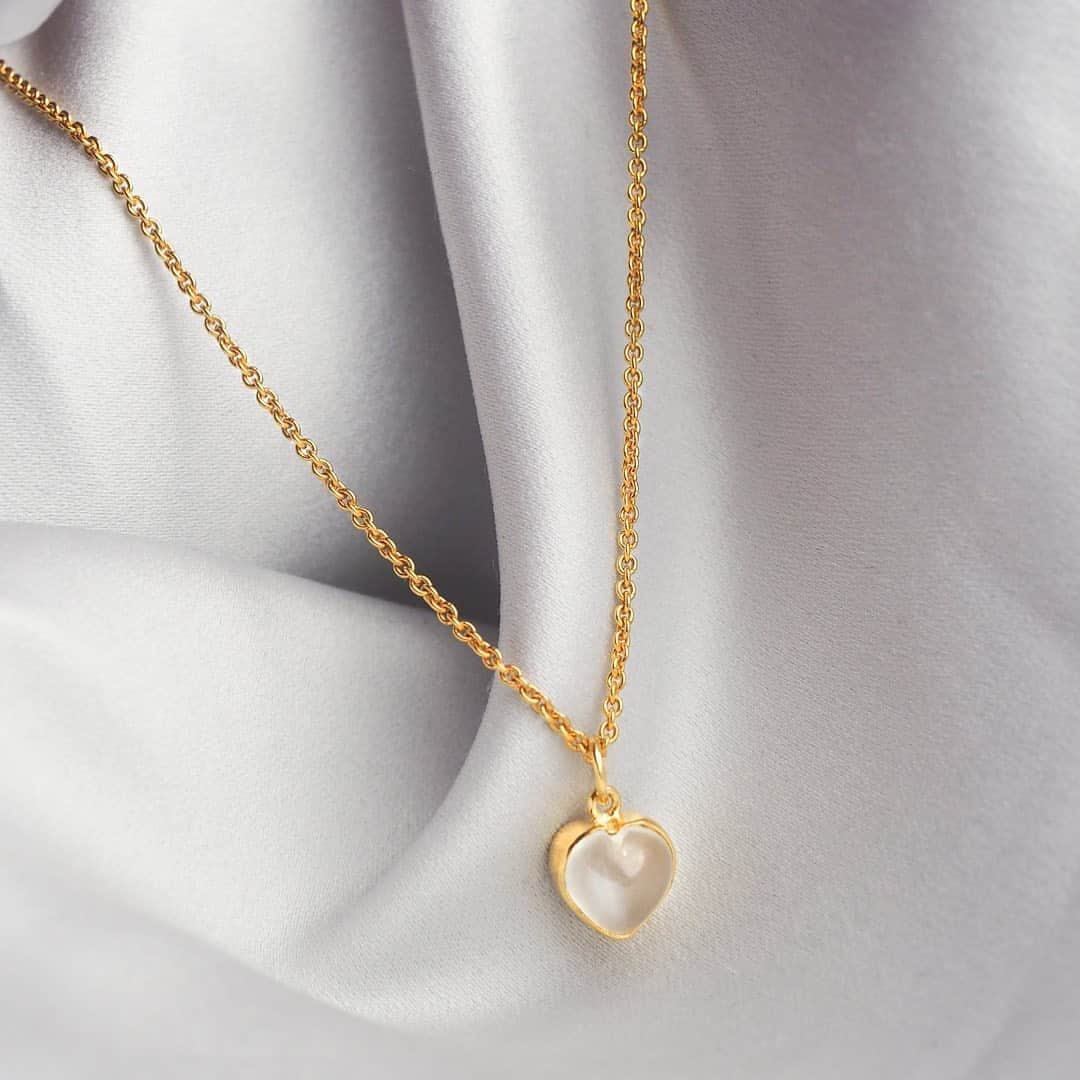 のインスタグラム：「Beautiful heart shaped pendant set with white Moonstone🤍 #carrejewellery」