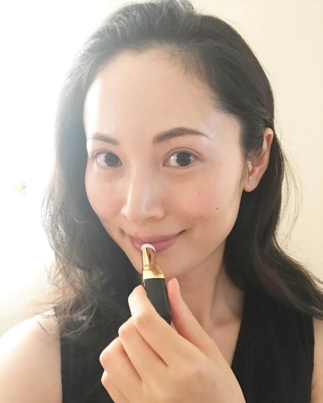 日高薫のインスタグラム：「親友の彩乃さんからのプレゼント🎁でCHANELのリップクリームがマスク生活で大活躍してくれてます😘💝  保湿成分＋😷でかなりしっとりプルルンな唇に💋🤩  色モノリップがなかなかつけられない日々を贅沢な気分にさせてくれます🥰  #chanel #chanelbeauty #beauty#lipstick #マスク生活を楽しもう」