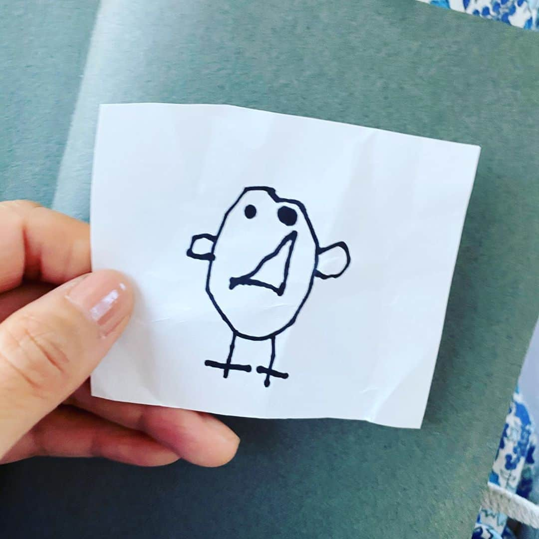 浜島直子さんのインスタグラム写真 - (浜島直子Instagram)「息子の描いた絵がヘチョイ。 ヘチョすぎる。 だから今日 @agete_official_aoyama に行って、ペンダントにしたった。 11月にできるらしい。 あー楽しみ。 あーヘチョイ。 ・ #アガット #agete #だいぶ早めの #自分への誕生日プレゼント  #実は来月の本当の誕生日には #tiffany で #息子メッセージの刻印ペンダントを旦那にもらう予定 #首が何本あっても足りない #強欲 #煩悩のかたまり #いいんです #あー自分てなんて卑しい人間だと #ため息つきながら #楽しく生きるのです #ちなみにヘチョイはヘナチョコという意味です #ちなみにアガットは事前に描いた物を持って行けます #Tiffanyはその場でiPadに描くシステムです」8月20日 16時30分 - hamaji_0912