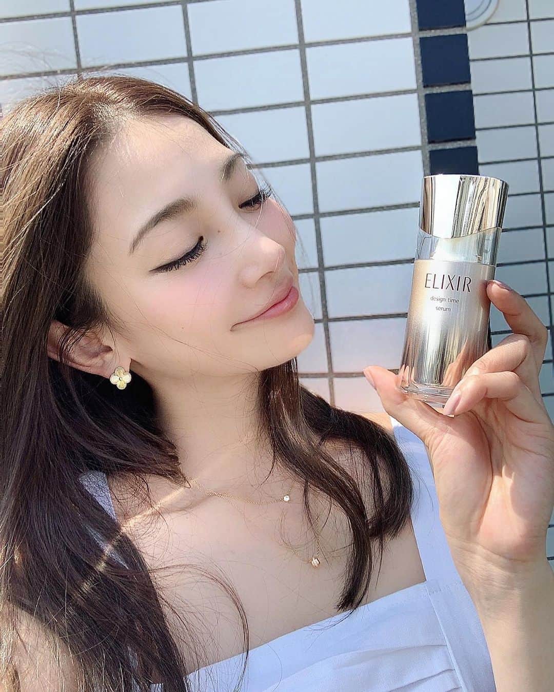のインスタグラム：「8月21日にエリクシールから、先進のエイジングケア研究から生まれたデザインタイム美容液が発売されます✨ ゆるみの兆しに深く届き ずっと「つや玉」✨✨ 美容成分で肌を包み込むストレッチング処方で、ピンと密着し ずっと「つや玉」が輝く肌へ リラックス感のある心地よいアクアフローラルの香りがまたお気に入りです🥰 化粧水の後に指で優しく引き上げるように塗るのがポイント！ ななめ45度チェックの結果ではゆるみ指数は60%という結果だったので、 年齢に応じたうるおいケアを続けていきたいです❤️ これで、ななめ45度も怖くない😉 #エリクシール  #タイアップ　  #ななめ45度チェック　 #ゆるみ指数　 #デザインタイム美容液」