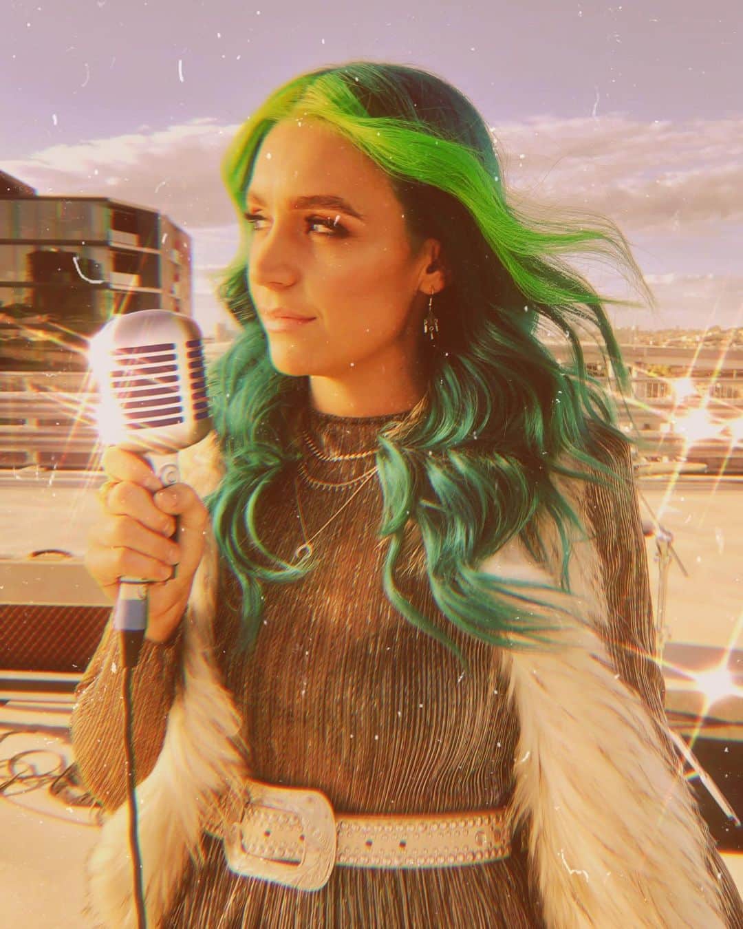 シェパードのインスタグラム：「That’s a wrap on the Catalina music video! Keep your eyes peeled for it next week. In the meantime, you can pre save the song now! Link in bio ✨」