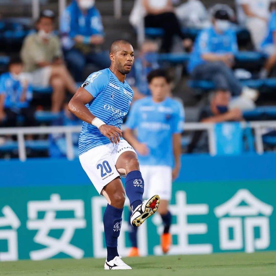 カルフィン・ヨン・ア・ピンさんのインスタグラム写真 - (カルフィン・ヨン・ア・ピンInstagram)「What a win yesterday on #kashimaantlers We set a record on most consecutive wins in J1 for yokohamafc」8月20日 16時42分 - calvinjongapin