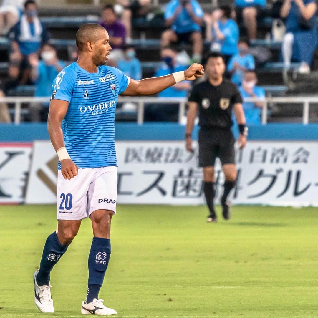 カルフィン・ヨン・ア・ピンさんのインスタグラム写真 - (カルフィン・ヨン・ア・ピンInstagram)「What a win yesterday on #kashimaantlers We set a record on most consecutive wins in J1 for yokohamafc」8月20日 16時42分 - calvinjongapin