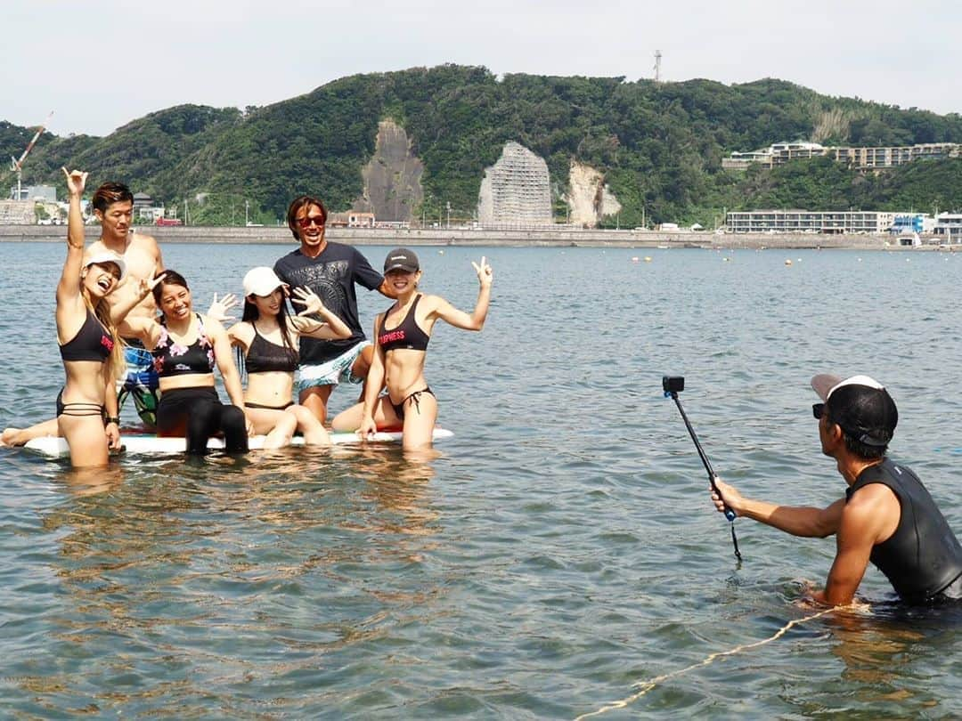 杏奈さんのインスタグラム写真 - (杏奈Instagram)「🏖️SUPNESS EVENT 🏄🏻 ご参加下さった皆様本当にありがとうございました✨ 世界初！水陸両用フィットネスボード#SUPNESS を使ったフィットネスイベント🤸🏻 例年とは景色が違う逗子海岸ですが、それでもまたたくさんの笑顔が見れたこと、運動神経が良くても悪くても運動を楽しんで貰うことが出来てとても嬉しかったです💓  サップネスの資格を一緒に取得して欲しいとお願いしたひかるちゃん @piiikachan と仕事の話や仲を深めたのも実はこの逗子海岸が最初。 毎年お世話になってる海の家のオーナーかずさん @kazu_shm に紹介したのがまる１年前。まさかこうして３人でお仕事が出来るようになるなんて思ってもいませんでした。 大好きな海で繋がったご縁に感謝しています。  SUPNESSは都内室内でもレッスンを行う予定です。 ご興味がある方は @kazu_shm HPイベント情報より。 SUPNESS発祥の福岡県福間海岸 @supness73 では来月9/12にイベントが行われます‼ 予約ページはストーリーにも貼っておきますね♪ 是非新感覚のSUPNESSを楽しんでみて下さい😀✨  大好きな太陽と海と人と笑顔に満たされた1日。 叶えたい想いと心を満たしてくれた皆さんへ。 本当にありがとうございました💓 これからもたくさんの笑顔が見たいから、大好きなみんなと一緒に全力で頑張ります‼  #SUPNESS#SUP#Marinesport#sea#seaside#fitness#逗子海岸」8月20日 16時44分 - anna97114