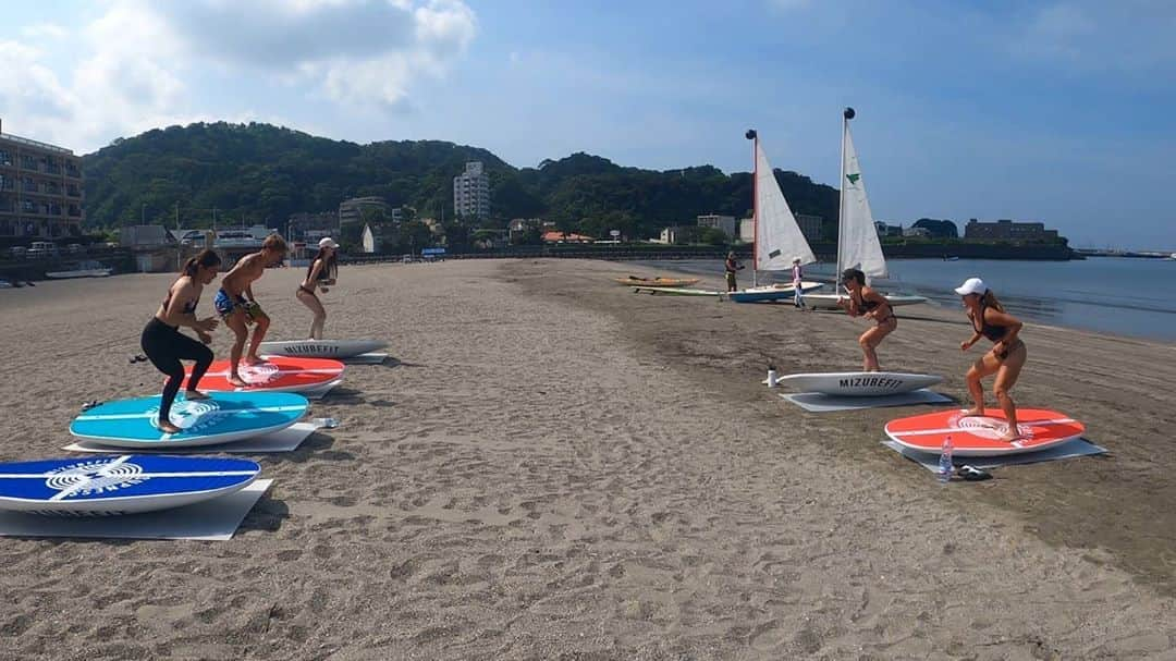 杏奈さんのインスタグラム写真 - (杏奈Instagram)「🏖️SUPNESS EVENT 🏄🏻 ご参加下さった皆様本当にありがとうございました✨ 世界初！水陸両用フィットネスボード#SUPNESS を使ったフィットネスイベント🤸🏻 例年とは景色が違う逗子海岸ですが、それでもまたたくさんの笑顔が見れたこと、運動神経が良くても悪くても運動を楽しんで貰うことが出来てとても嬉しかったです💓  サップネスの資格を一緒に取得して欲しいとお願いしたひかるちゃん @piiikachan と仕事の話や仲を深めたのも実はこの逗子海岸が最初。 毎年お世話になってる海の家のオーナーかずさん @kazu_shm に紹介したのがまる１年前。まさかこうして３人でお仕事が出来るようになるなんて思ってもいませんでした。 大好きな海で繋がったご縁に感謝しています。  SUPNESSは都内室内でもレッスンを行う予定です。 ご興味がある方は @kazu_shm HPイベント情報より。 SUPNESS発祥の福岡県福間海岸 @supness73 では来月9/12にイベントが行われます‼ 予約ページはストーリーにも貼っておきますね♪ 是非新感覚のSUPNESSを楽しんでみて下さい😀✨  大好きな太陽と海と人と笑顔に満たされた1日。 叶えたい想いと心を満たしてくれた皆さんへ。 本当にありがとうございました💓 これからもたくさんの笑顔が見たいから、大好きなみんなと一緒に全力で頑張ります‼  #SUPNESS#SUP#Marinesport#sea#seaside#fitness#逗子海岸」8月20日 16時44分 - anna97114