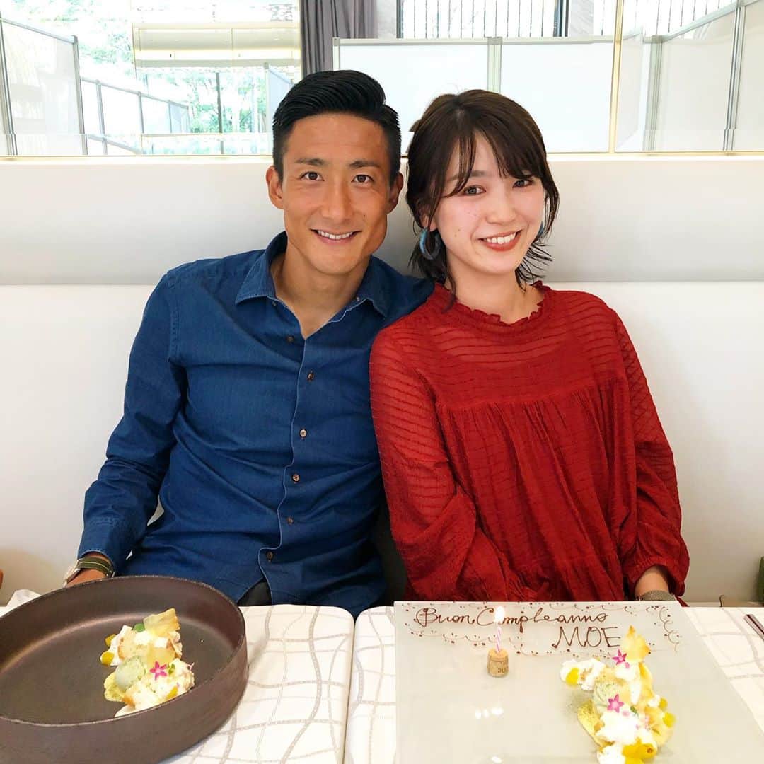 都倉賢のインスタグラム：「誕生日おめでとう🎁🎈🎊  出会った時は2人とも大学生だったけどだいぶ月日が流れたね…あの時勇気を振り絞って俺が声をかけたから今があると考えると、本当に当時の自分を抱きしめてあげたい！そう言えばあの頃からあきらめの悪い男だったな…笑  良い時も悪い時も本当にいつも支えてくれて有難う🙏🙏🙏 妻がいたからここまでこれた！ これからも家族で力を合わせて支え合っていこうね😘😘😘」
